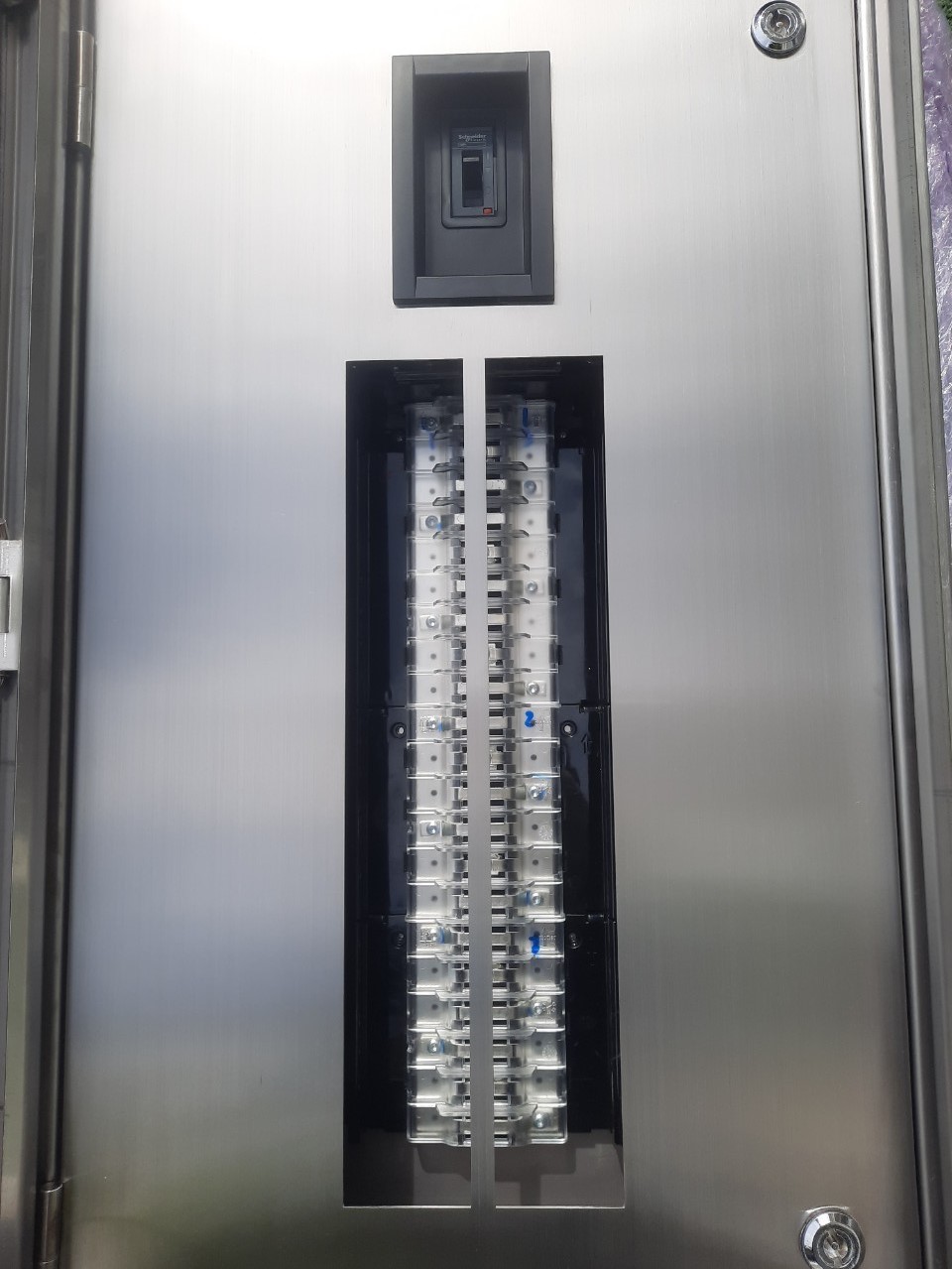 LOAD CENTER 100A ตู้สแตนเลส 304 มีหลังคาสโลป W450xH800xD152mm. (42ช่อง)