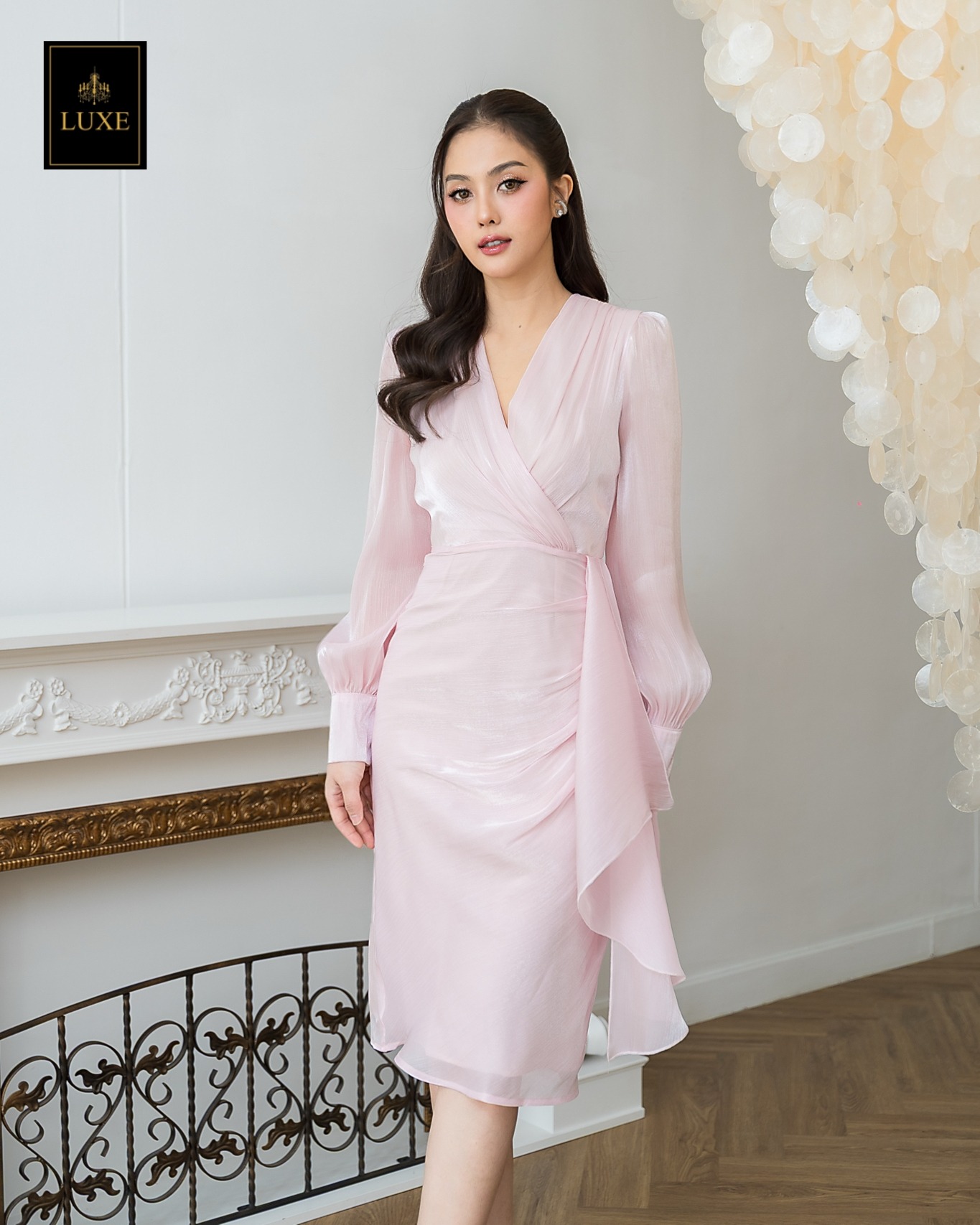Silky Wrap Neck Long Sleeve Dress Label : LUXE ☑️เดรสเสื้อคอวีป้าย แขนยาว กระโปรงป้ายจับเดรป แต่งชายระบาย ☑️ทำจากผ้าไหมเครปญี่ปุ่น เนื้อนุ่ม มีประกาย เล่นแสงแวววาว ☑️มีซิปซ่อนและซับในเต็มตัว