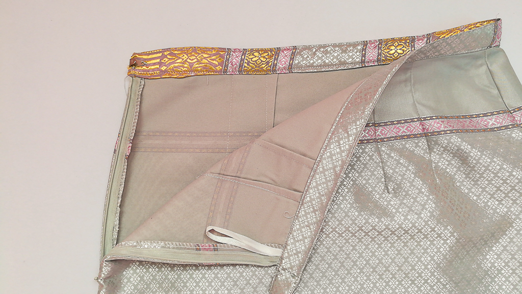 ผ้าถุงไหมสำเร็จรูป (สีเทา ลายสุโขทัย) งานตัดเย็บประณีต อัดผ้ากาวตามสีของผ้าถุง เนื้องานดีเกรด A (รอบเอว 28 นิ้ว)