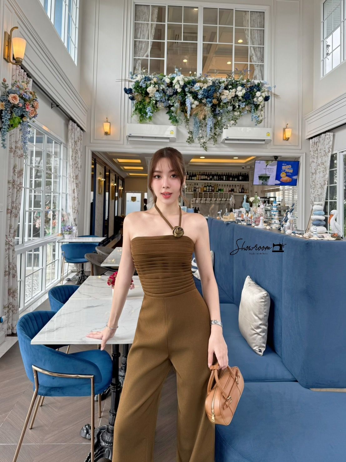จั๊มสูทขายาวดีไซน์เรียบหรู เล่นดีเทลตีเกล็ดช่วงบน สายคล้องและดอกไม้ถอดออกได้นะคะ มาในโทนสีน้ำตาลมอคค่ามูสสีฮิตเทรนด์ปีนี้ ใช้ผ้าอย่างดีในการตัดเย็บ บุซับ ทรงสวยมากค่ะรุ่นนี้ สวมใส่ออกมาอัพลุค ขับผิว ใส่ได้หลายโอกาสเลยค่ะ #showroombrand #งานป้ายshowroom #ง