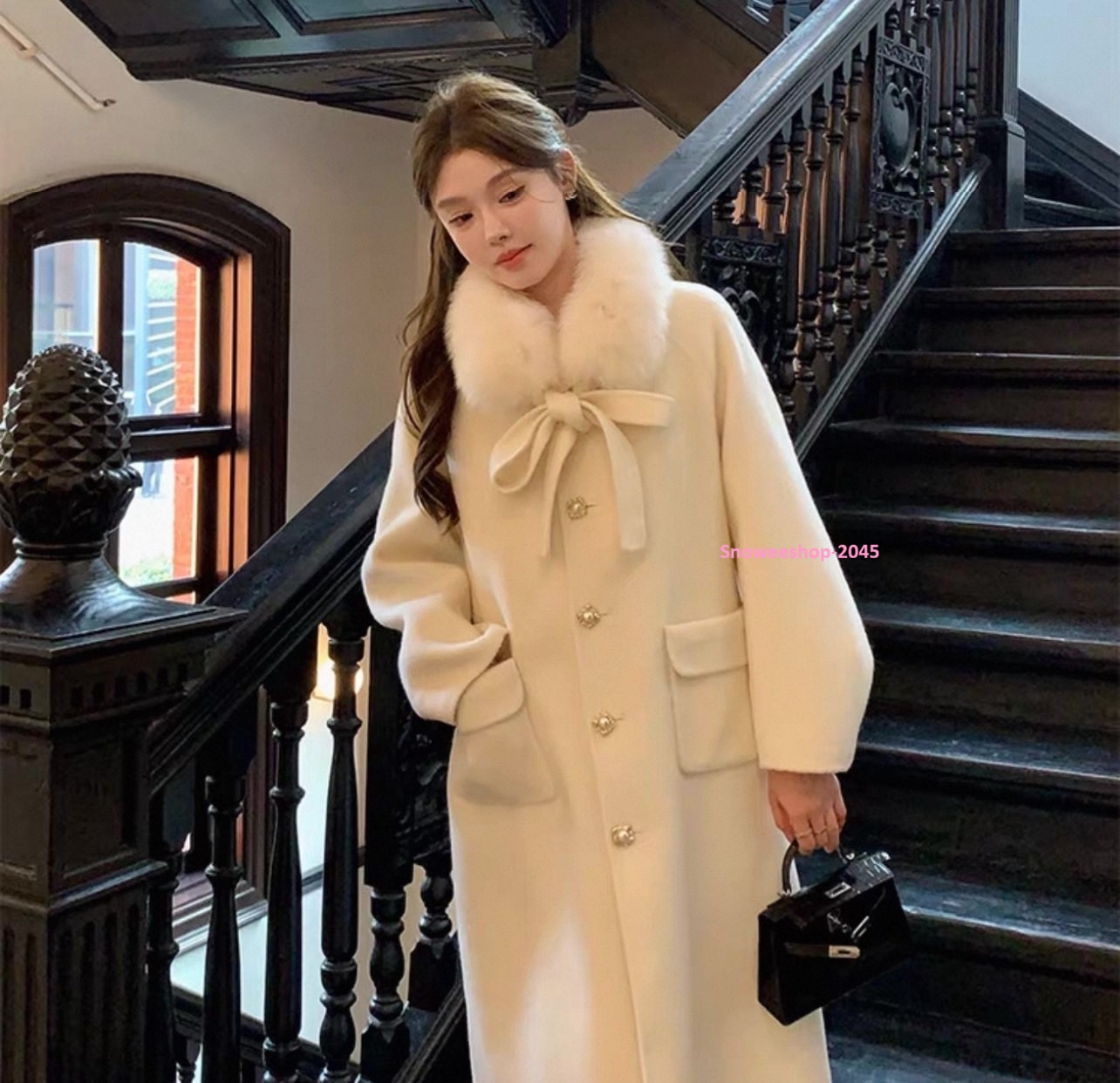 Winter Look ที่ทำให้คุณดูแพงแบบไม่ต้องพยายาม เสื้อโค้ทผ้าวูลพร้อมปกขนเฟอร์ สไตล์เฮปเบิร์นสุดคลาสสิค ผ้าทอหนา ไฮเอน ใส่แล้วอุ่นจริง ดีไซน์ทรงคุณหนู หรูหรา เก๋ไม่ซ้ำใคร ดีไซน์ทรงคุณหนู หรูหรา เก๋ไม่ซ้ำใคร มี 3 สีสุดชิค – เบจ | ดำ | ไวน์แดง ไม่ว่าจะใส่เดินเล