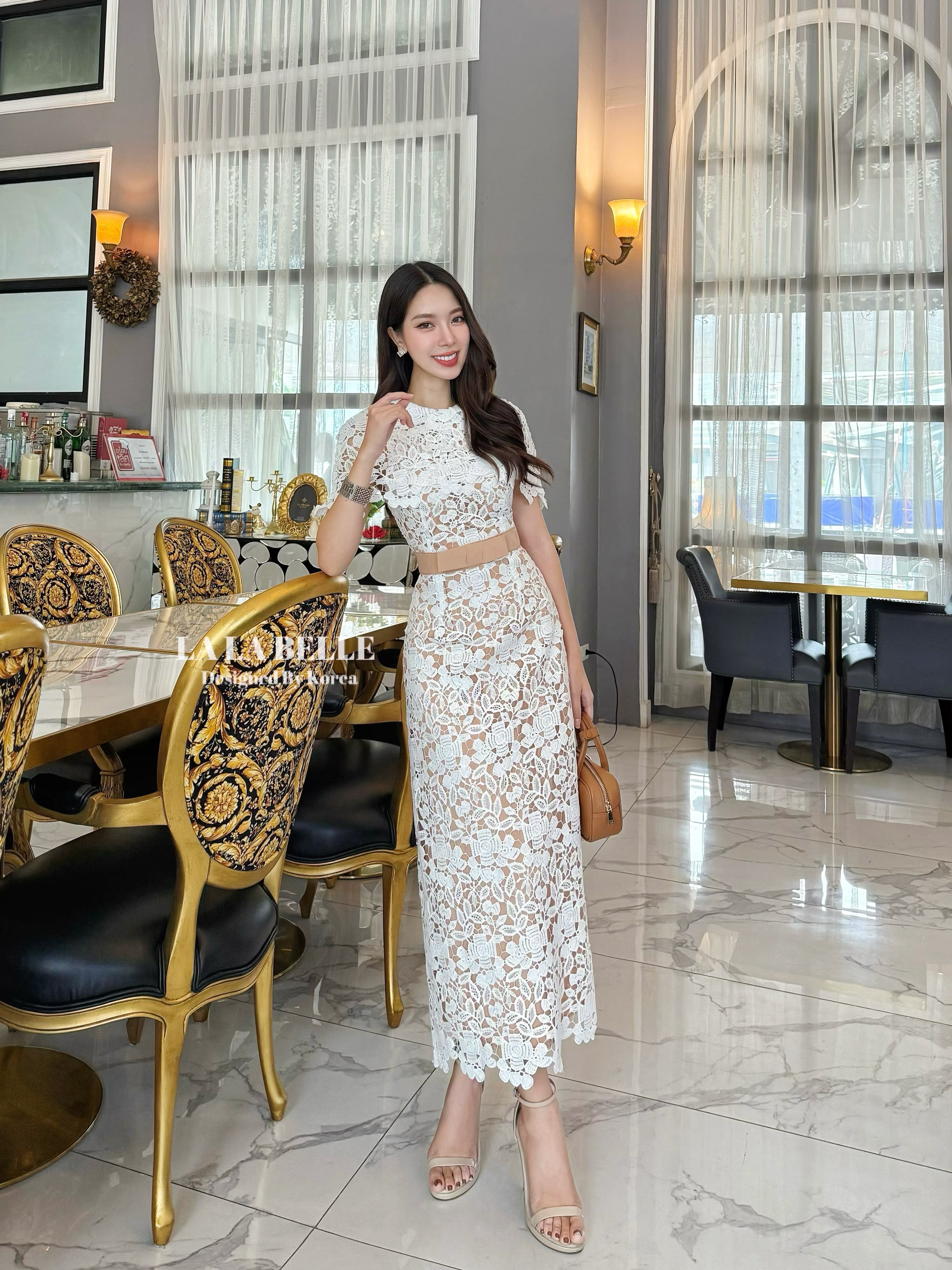 เดรสลูกไม้รุ่นฮอตดัดแปลงมาเป็นทรงคลุมไหล่รุ่นขายดีของที่ร้านทรงชุดคอกลมคลุมไหล่เอวเข้ารูปแต่งขอบเอวโบว์กระโปรงยางทรงเอมีซัยในถึงปลายชุดสวย