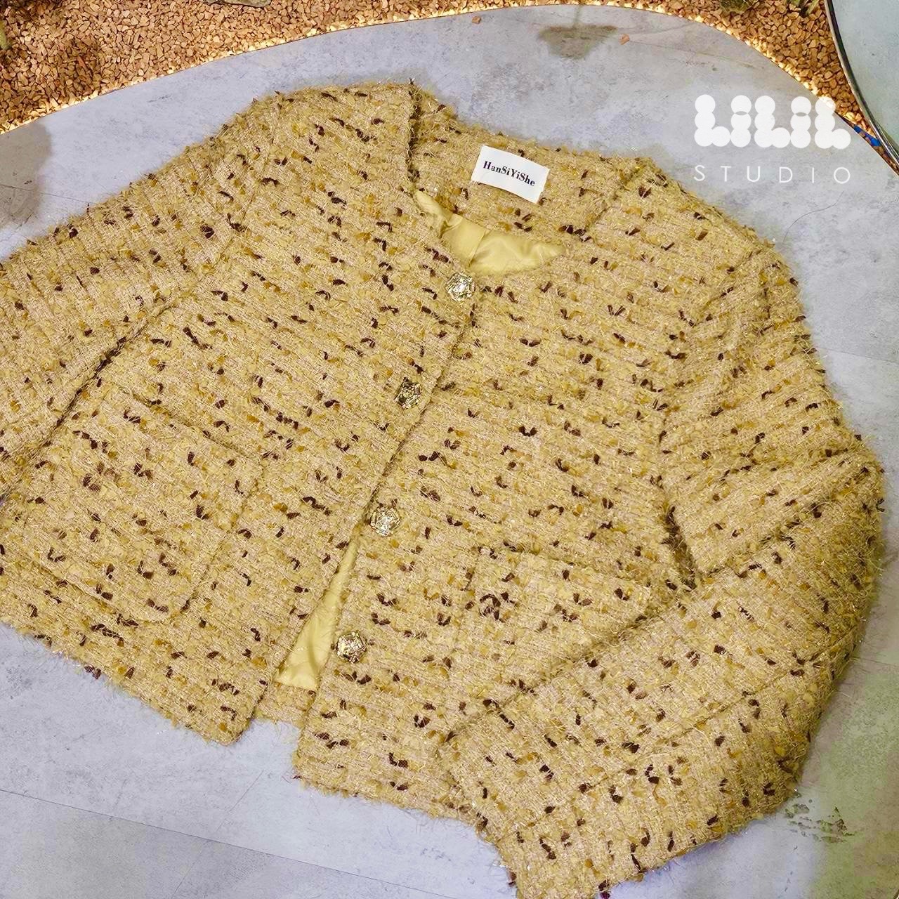 เสื้อทวีต ผ้าขนสั้นนุ่มๆ มีกลิตเตอร์นิดๆ มีซับในเย็บกลับ กระเป๋าหน้า กระดุมสวยค่ะ