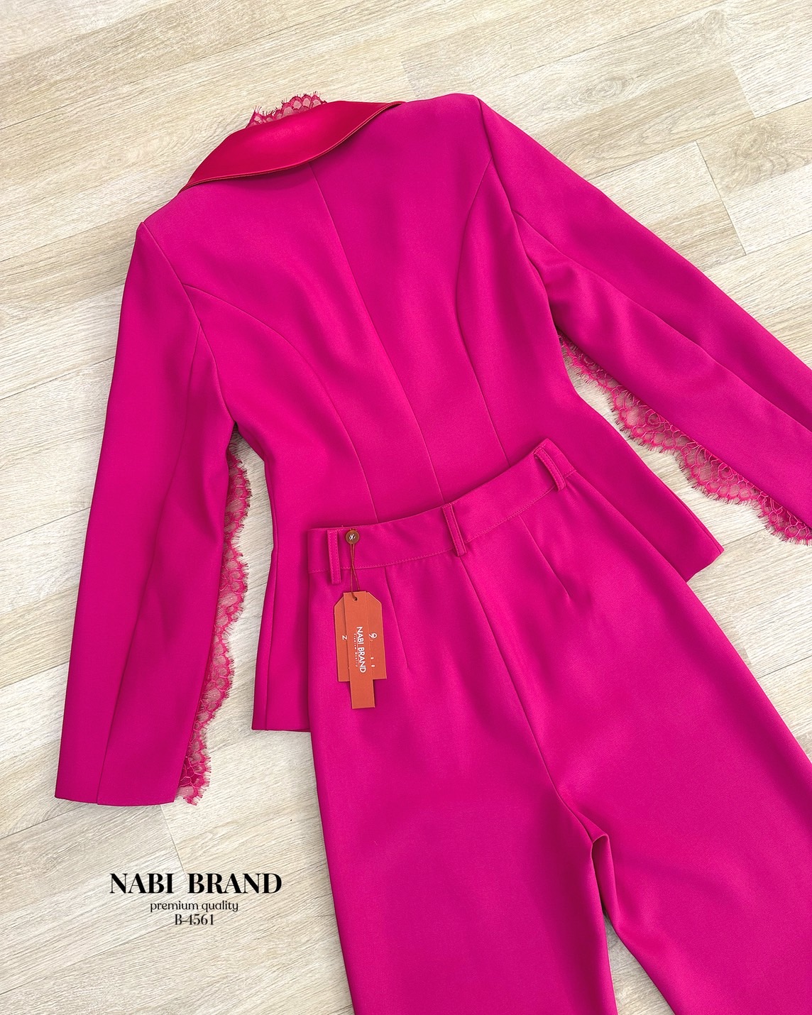 Set 2ชิ้น เสื้อคลุมช่วงแขนผ่าแต่ง ผ้าลูกไม้ ปกคอตัดด้วยผ้าเงามัน แต่งกระดุม 1เม็ด กระเป๋าใช้งานได้จริง มาคู่กับ กางเกงขากระบอกใหญ่ งานซิบหน้าตะขอ กางเกงมีกระเป๋าด้วยค่ะ งานมีซับ ทั้งเซ็ต สูทเสริมไหล่ ใส่สวยดูมีมิติโดดเด่น ดูแพงมากค่ะ ผ้าดีคุ้มเกินราคา พลา