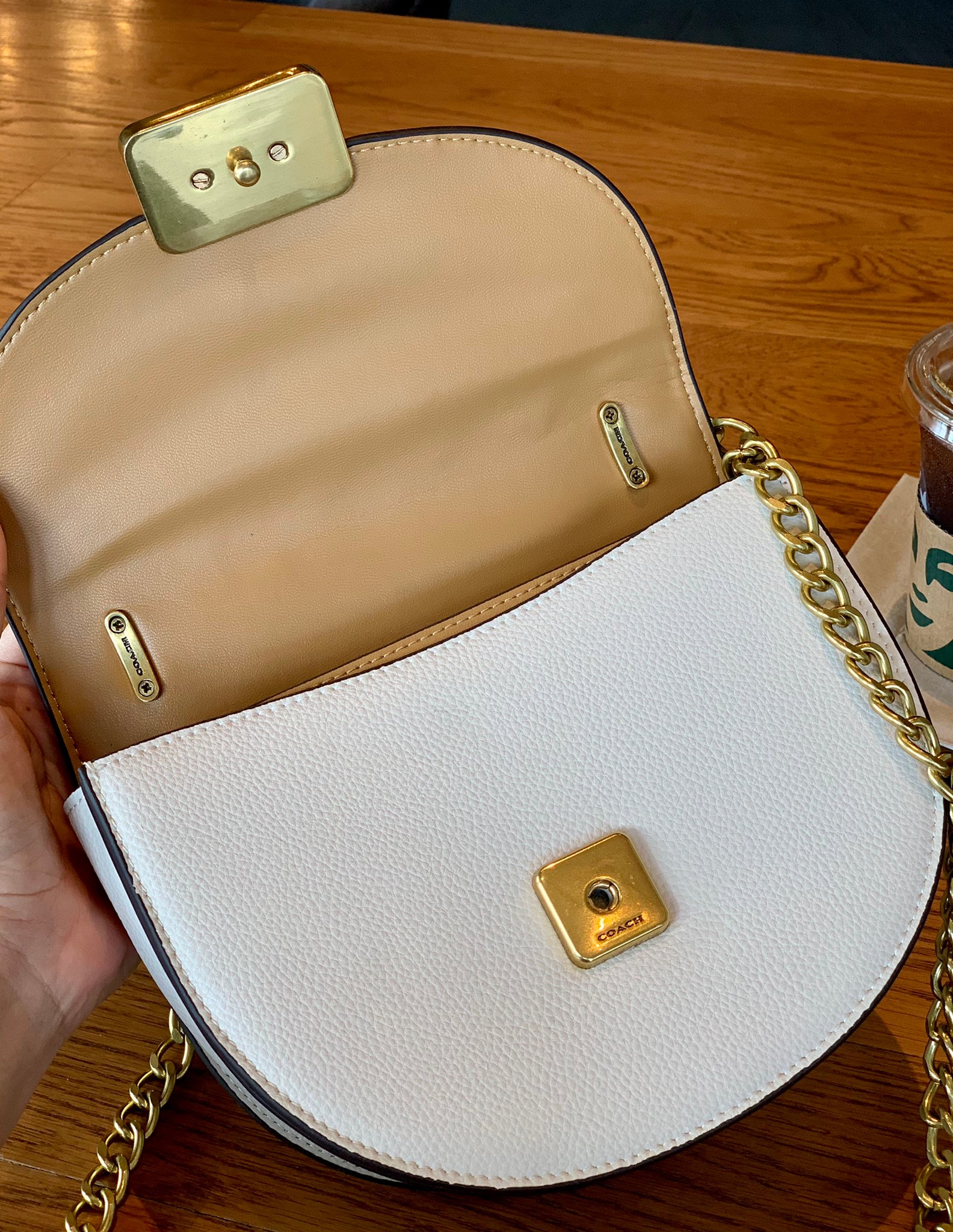 กระเป๋าสะพายไฮโซเก๋ๆ น่ารัก แบรนด์เนมโค้ชสีขาวครีมลายหัวใจสีชมพูหนังแท้สายโซ่อะไหล่ทอง COACH ALIE SADDLE BAG WITH HEART EMBROIDERY((C3922))