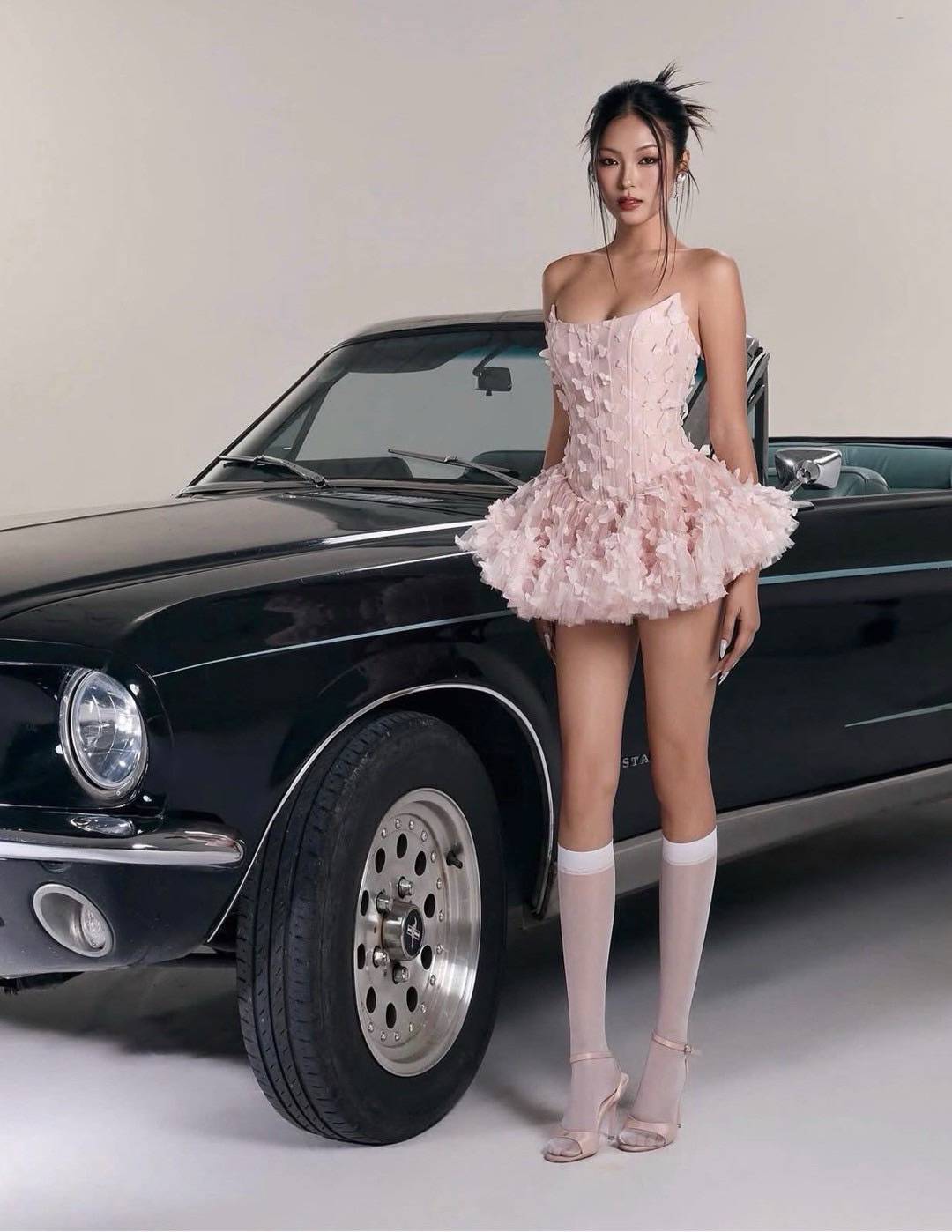 มินิเดรสเกาะอก สีชมพู งานซิปหลังเสริมฟองน้ำ ช่วงล่างแต่งระบาย 3 d + โชคเกอร์ที่คอ น่ารักโซคิ้ว มากๆค่ะ