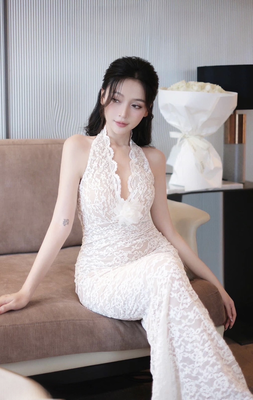 เดรสยาวเนื้อผ้าลูกไม้สายคล้องคอมีกระดุม โชว์หลัง ด้านหน้าวีตรงอกแต่งผ้าชีฟองทำเป็นดอกไม้ ( ไม่เสริมฟองน้ำ ซิปหลังซ่อนอย่างดี ) ตัวเดรสทรงเข้ารูปสวย ชายกระดิ่งบานนิด ๆ มีซับในทั้งตัว สวยเริ่ดมากๆค่ะ