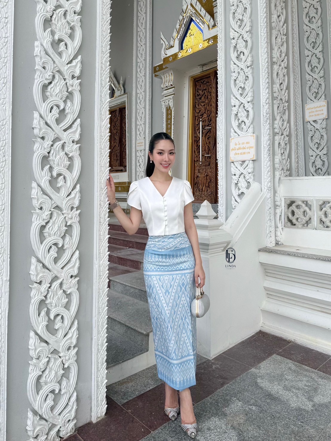 แต่งชุดสวยๆไปทำบุญกัน ชุดไทยสองชิ้นผ้าถุงเป็นผ้าพิมพ์ลายเกรดพรีเมี่ยม มีด้วยกันสองสีนะคะ สีฟ้าและสีชมพู เสื้อสวมใส่ง่ายระบายอากาศดี ไม่ร้อนค่ะขนาดพอดีตัวไม่สั้นจนเกินไป วันพระนี้มีชุดสวยใส่เข้าวัดกันหรือยังคะ #ชุดทำบุญ #ชุดออกงาน #ชุดดินเนอร์ #ชุดไปคาเฟ่
