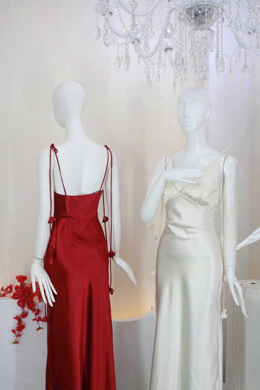 เดรสยาวผูกไหล่แต่งดอกไม้ เนื้อผ้าซาตินหนาทิ้งตัว ใส่แล้วดูเพรียว ผ้าพรีเมี่ยมเนื้อเงาวาวเย็นลื่น ดูแพงมาก คัตติ้งสวยเข้ารูปชายพริ้วบานออก ทรงสวยมาก เดรสออกงานคลาสสิค ควรมีติดตู้