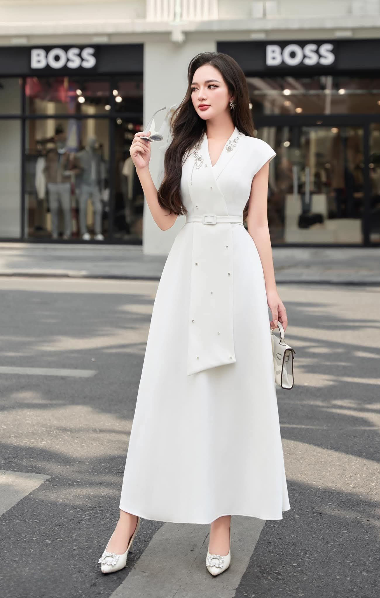 Dress ยาว แขนล้ำ แต่งปกยาว ปักเพชรสวยมากค่ะ อกมีฟองน้ำจัดทรงให้ค่ะ ช่วงเอวเข้ารูป มีเข็มขัดเข้าชุดให้ด้วยค่ะ ช่วงกระโปรงบานกำลังสวย เนื้อผ้าหนามีน้ำหนัก เป็นทรงสวยมากค่ะ ซับในทั้งชุด ใส่ออกมาเป็นทรงสวยสุดๆค่า ซับในทั้งชุดค่า