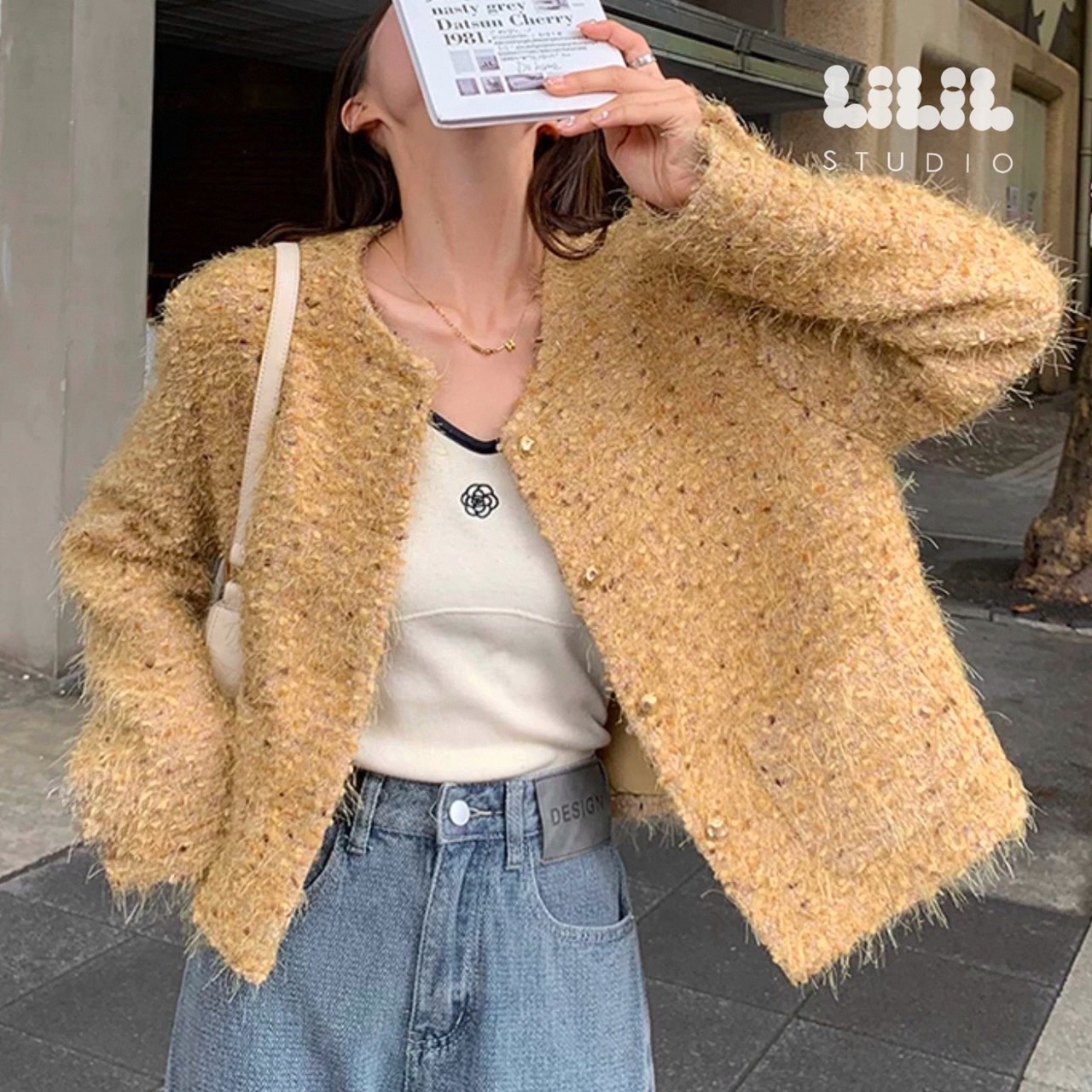 เสื้อทวีต ผ้าขนสั้นนุ่มๆ มีกลิตเตอร์นิดๆ มีซับในเย็บกลับ กระเป๋าหน้า กระดุมสวยค่ะ