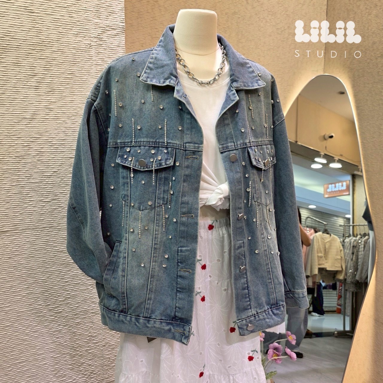 พร้อมส่งค่ะ งานเสื้อคลุมยีนส์คลาสสิก ตกแต่งอะไหล่ กระเป๋าจริง ได้ใส่บ่อยแมตช์ง่ายค่ะ