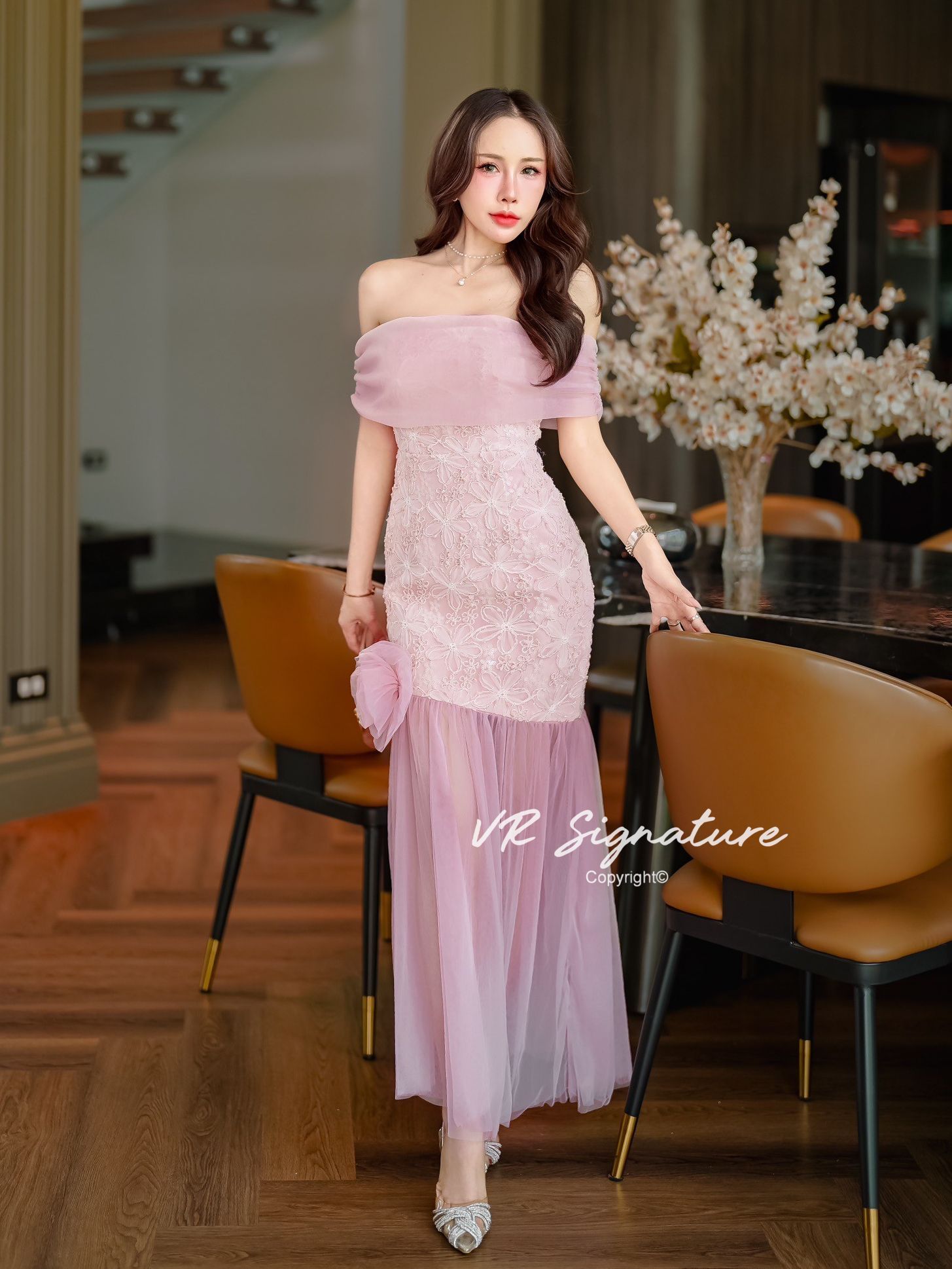 Dress ตัวยาว ปาดไหล่ เนื้อผ้าซีทรูตาข่าย ช่วงตัวใช้ผ้าลูกไม้แฮนด์เมดรูปดอกไม้ปักเลื่อมทั้งตัวสวยมากๆค่ะ อกมีฟองน้ำจัดทรงให้ค่ะ เอวเข้ารูป ชายกระโปรงแต่งเฉียงเล็กน้อย แต่งผ้าตาข่ายชายกระโปรง มีเข็มกลัดดอกไม้