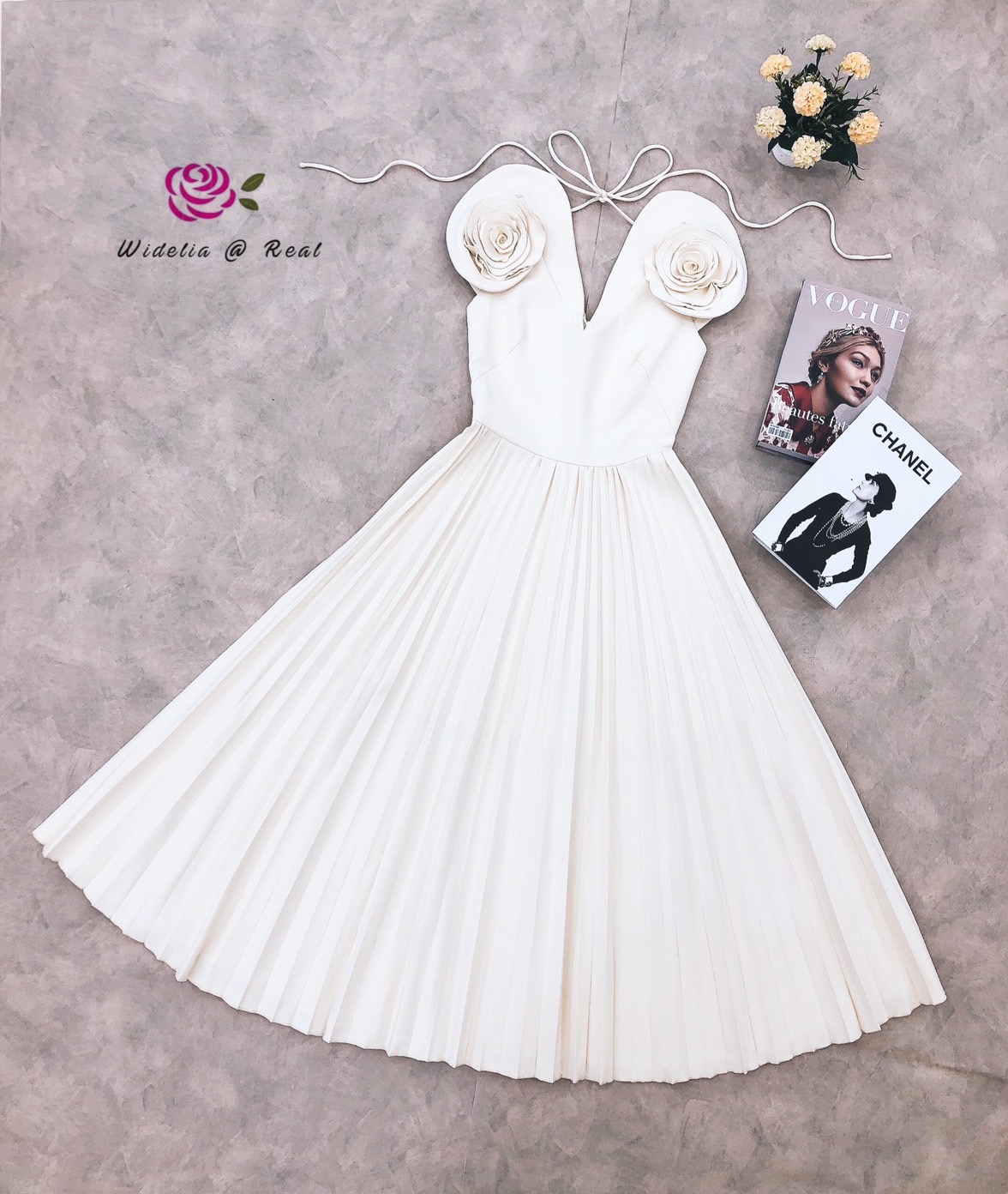 Maxi dress เเม็กซี่เดรสตัวยาว ไหล่ดอกกุหลาบ คอวีหน้าวีหลัง ผูกโบว์ ซิปหลัง กระโปรงอัดพลัท เนื้อผ้าเรียบ สีพื้น งานผ้าอย่างดีค่ะ ทรงสวยเป๊ะ คัตติ้งเนี๊ยบมากๆ รับรองใส่ออกมาไม่ผิดหวังการันตีให้เลย บอกเลยห้ามพลาดเด็ดขาด งานดีงานสวยแน่นอน