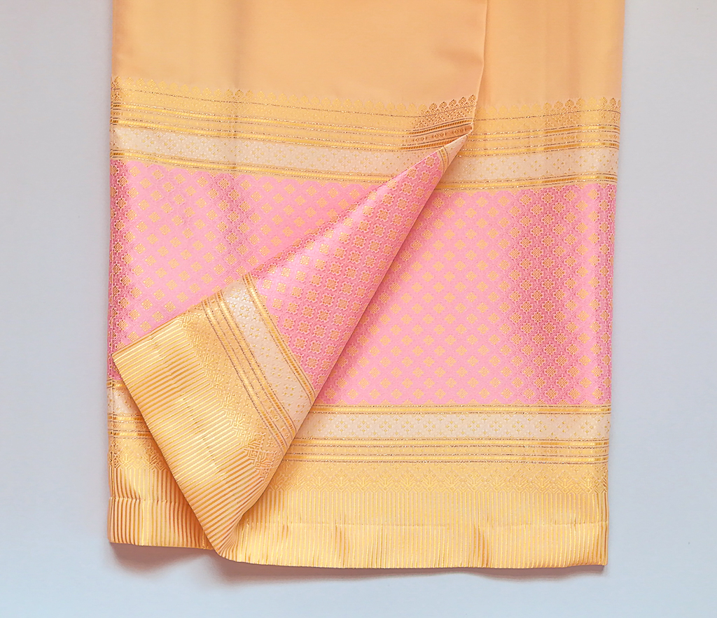 ผ้าถุงไหมสำเร็จรูป (สีครีม) งานตัดเย็บประณีต อัดผ้ากาวตามสีของผ้าถุง เนื้องานดีเกรด A (รอบเอว 32 นิ้ว)