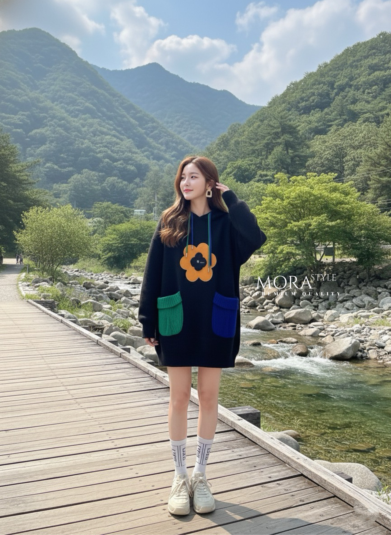 เสื้อสเวตเอตร์แขนยาวมีฮูทหมวก แต่งดอกไม้และกระเป๋าน่ารักมากกกก ใส่แมทง่าย กันหนาวได้ ตรงตรีมปีใหม่เลยค่าา เป็นอีกรุ่นที่ปีใหม่นี้ต้องมีนะค่าา