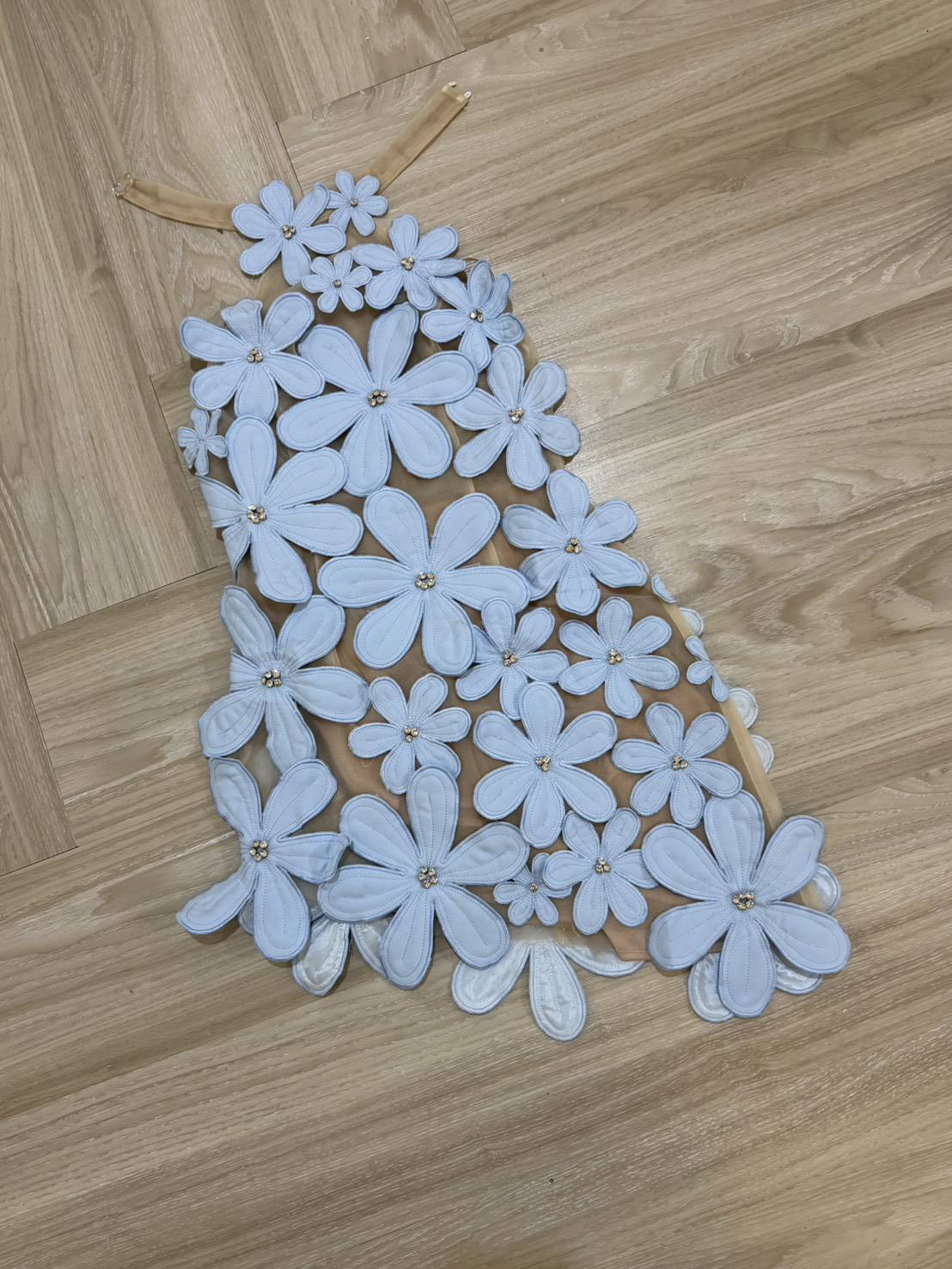 เดรสสั้นดีไซน์สุดโดดเด่นด้วยลายดอกไม้สามมิติทั้งตัว แต่งดอกไม้นูนขนาดเล็ก-ใหญ่ไล่ระดับจากช่วงคอลงมาถึงชายกระโปรง เพิ่มลูกเล่นด้วยการฝังคริสตัลเล็กกลางดอกช่วยสะท้อนแสงอย่างหรูหรา ดีไซน์ชายเดรสเฉียงดูชิคเปรี้ยวมาก ให้ลุคหวานปนเซ็กซี่อย่างลงตัว เ