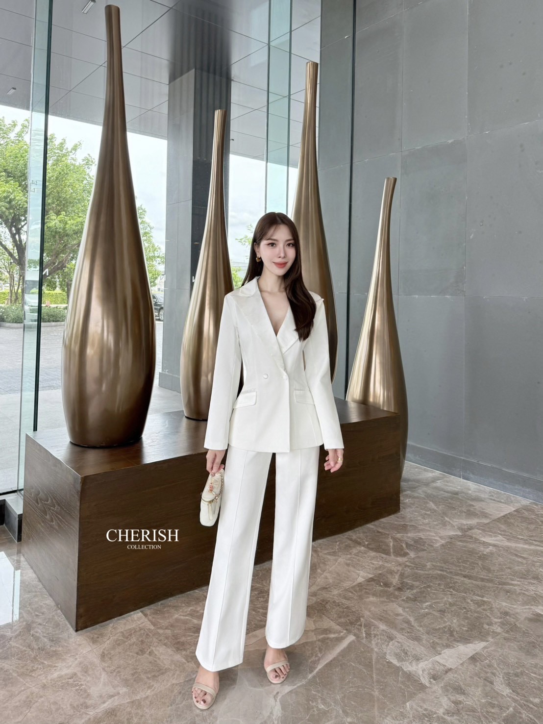 Setsuit เสื้อ+กางเกง ที่เรียบหรูดูแพง ทรงสวย ใช้ผ้าดี ตัวเสื้อสูทแขนยาวคอปกช่วงคอและกระเป๋าตกแต่งผ้าซาติน ตัวกางเกงเอวสูงขากระบอกใส่แล้วขาดูเรียวยาวสุดๆ ชุดนี้ใส่แล้วเด่นสุดๆ ต้องมีสักชุดแล้วนะคะ