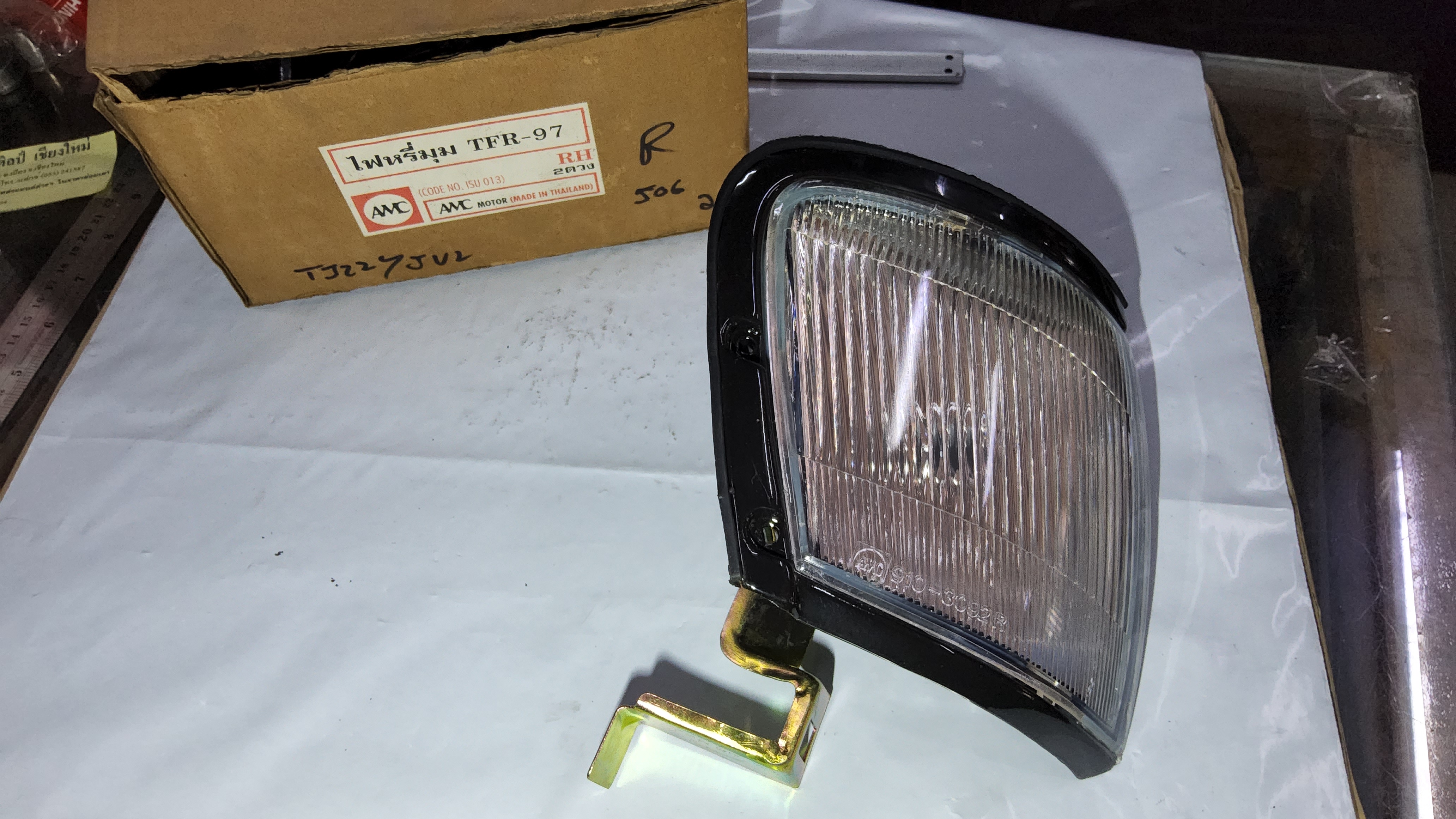 ไฟเลี้ยวมุม ไฟหรี่มุม ISUZU TFR 1997 ข้างขวา RH แถมขา ราคา ดวงละ
