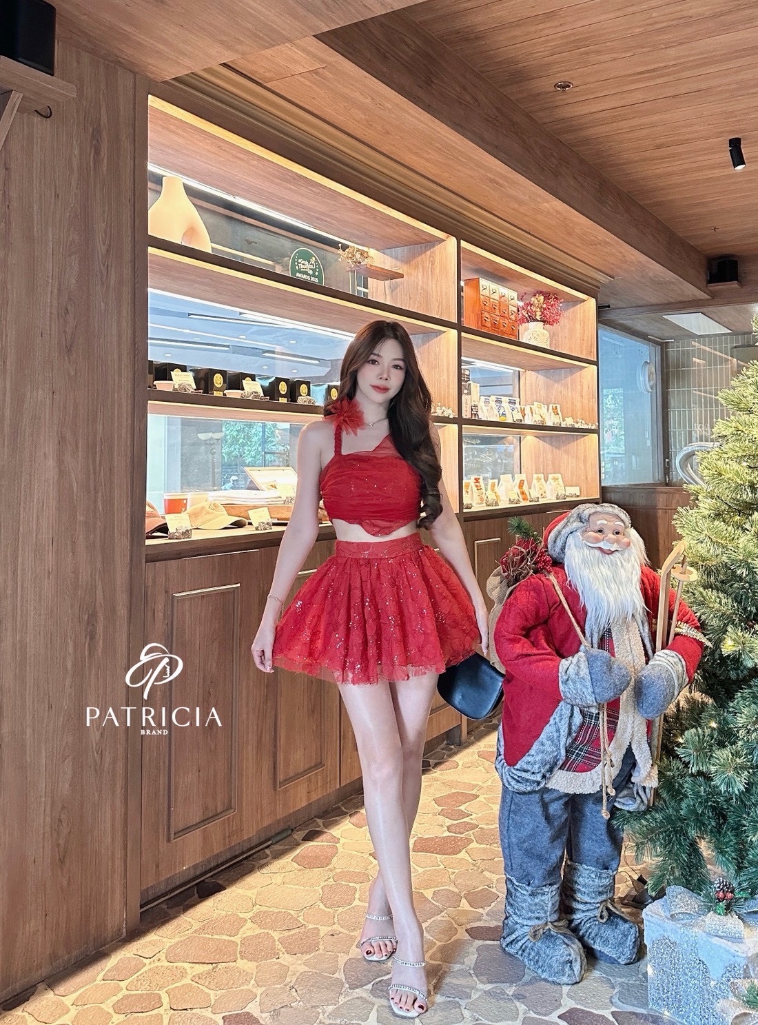 Set 2ชิ้น เสื้อ+กระโปรง🔥 เซ็ทนี้ตัวเสื้อเป็นทรงเกาะอกเข้ารูป ด้านบนจะมีสายถักติดดอกไม้เก๋ๆไว้สำหรับคล้องคอ ใช้ผ้าซีทรูสีแดงและมีซับในด้านในมีฟองน้ำอย่างดี เป็นงานซิปหลัง✨✨ มาคู่กันกับกระโปรงสีแดง ใช้ผ้าลูกไม้เนื้อดี นิ่ม ไม่คัน แลัมี