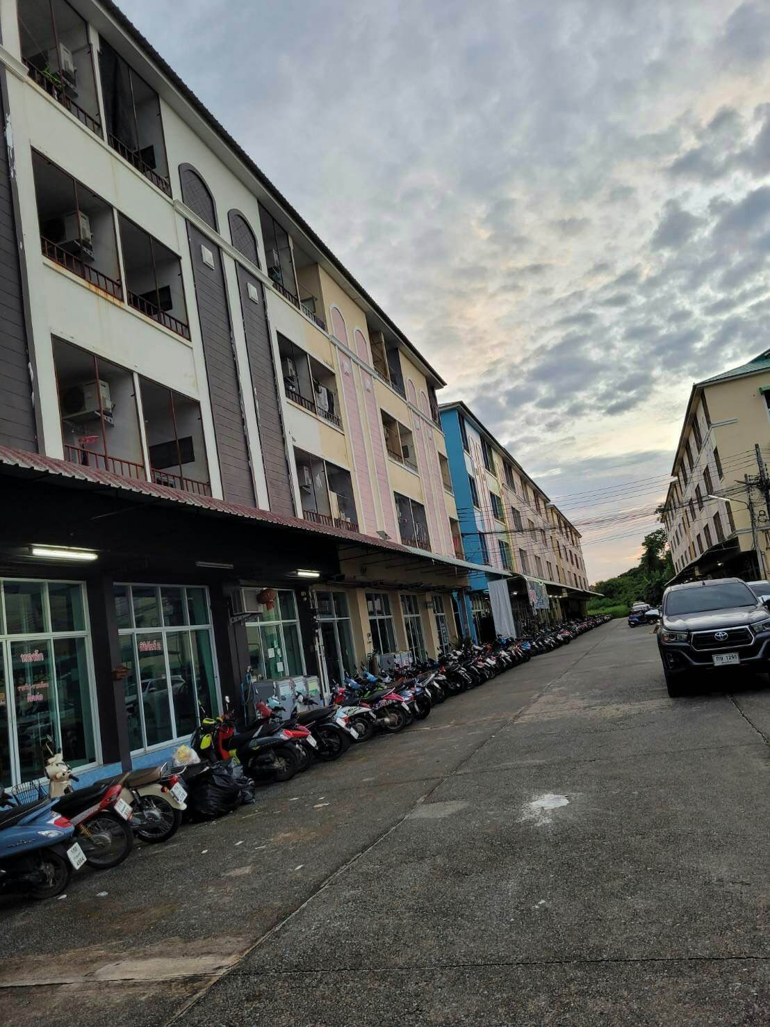 ขายหอพักใกล้มหาวิทยาลัยนเรศวร 300 เมตร อำเภอเมืองพิษณุโลก 4 คูหา 4 ชั้น 28 ห้อง บริการห้องพักรายเดือนเหมาะสำหรับผู้กำลังมองหาธุรกิจด้านอสังหาริมทรัพย์