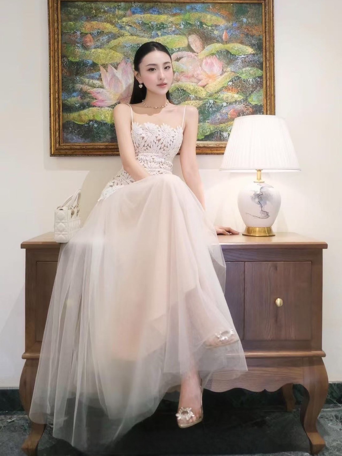 เซ็ตเสื้อสายเดี่ยวลูกไม้ฉลุเน้นๆสีขาวมาคู่กับกระโปรงสีชมพูอ่อนคลุมผ้าตาข่ายสีขาวฟูฟ่อง ใส่แล้วโลกสดใสมากๆค่ารุ่นนี้ ใส่vacayถ่ายรูปกับแก๊งค์เพื่อนๆไม่มีผิดหวังเลยค่า ห้ามพลาดเลยน้าตัวนี้