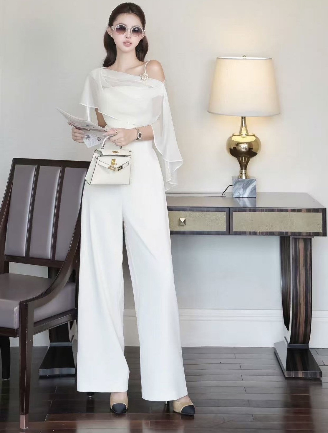 จั้มสูมสายเดี่ยวขายาว มาคู่กับซีทรูตัวสั้นคลุม และเข็มกลัดดอกไม้อะไหล่ทองแยกชิ้นได้ สามารถใส่แมทได้ตามใจชอบ สวย หรู ลูกคุณมากๆค่า รุ่นนี้ควรค่าแก่กสรเก็บต้องมีเลยค่า