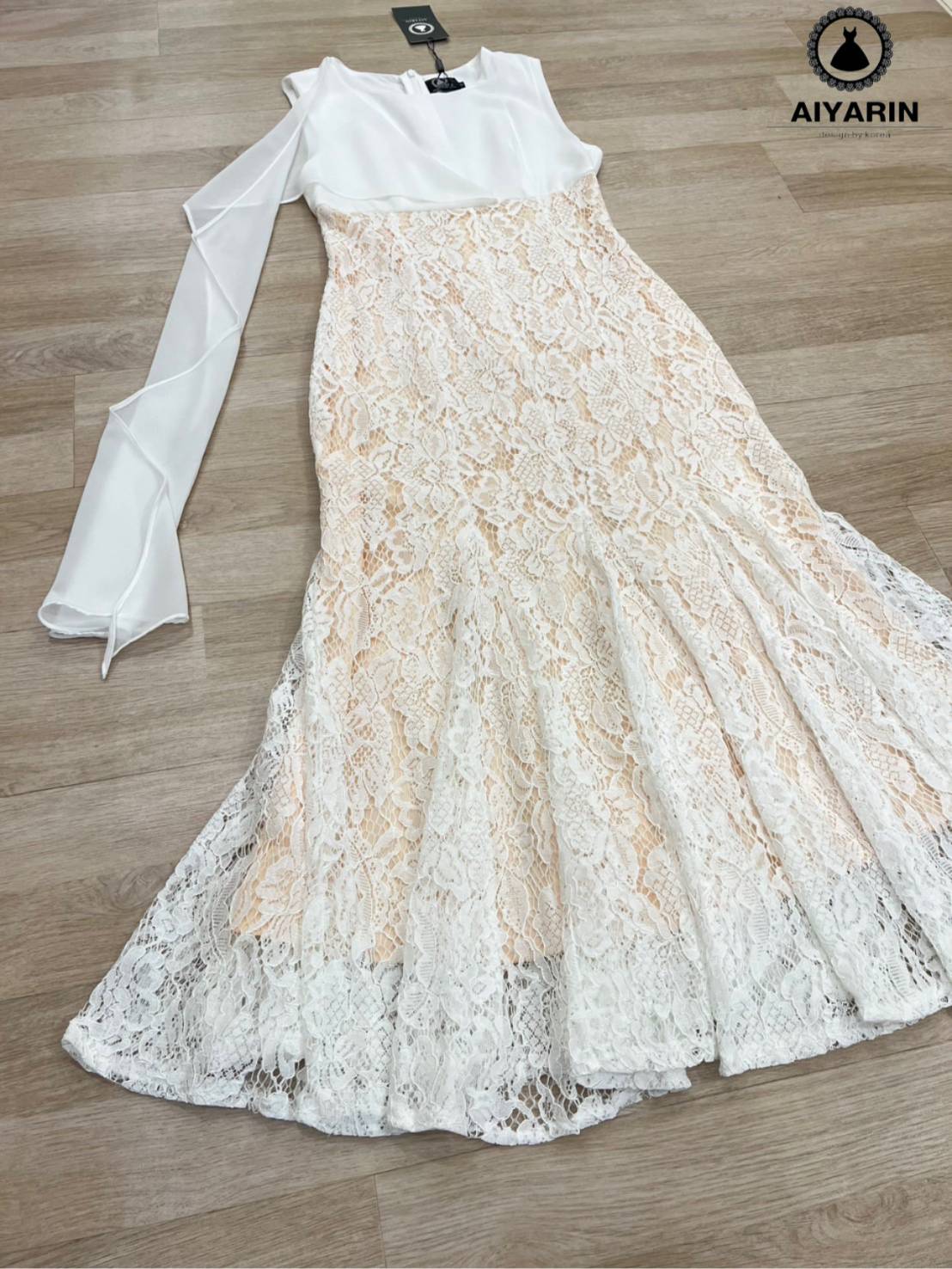 Brand : aiyarin Detail : เดรสผ้าลูกไม้ปักดอกไม้ฉลุทั้งชุดตัดสีของชุดด้วยผ้าลูกไม้สีขาวสวยซับในสีครีมดูลูกคุณมาก เดรสผ้าลูกไม้เนื้อดีลายลูกไม้ฉลุดอกไม้สวยไฮโซ