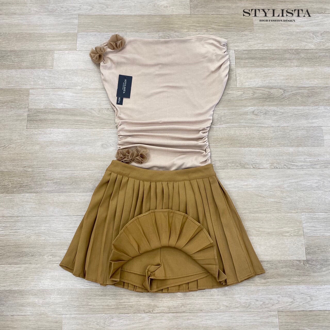เซ็ทเสื้อปาดไหล่ มาพร้อมกับกระโปรงกางเกง ใส่ summer ต้องชุดนี้ ใส่สวยน่ารักมากๆ ใส่ได้หลายโอกาส ใส่เที่ยว จัดด่วนนนๆ ชุดสวยหมดเร็วนะคร๊า
