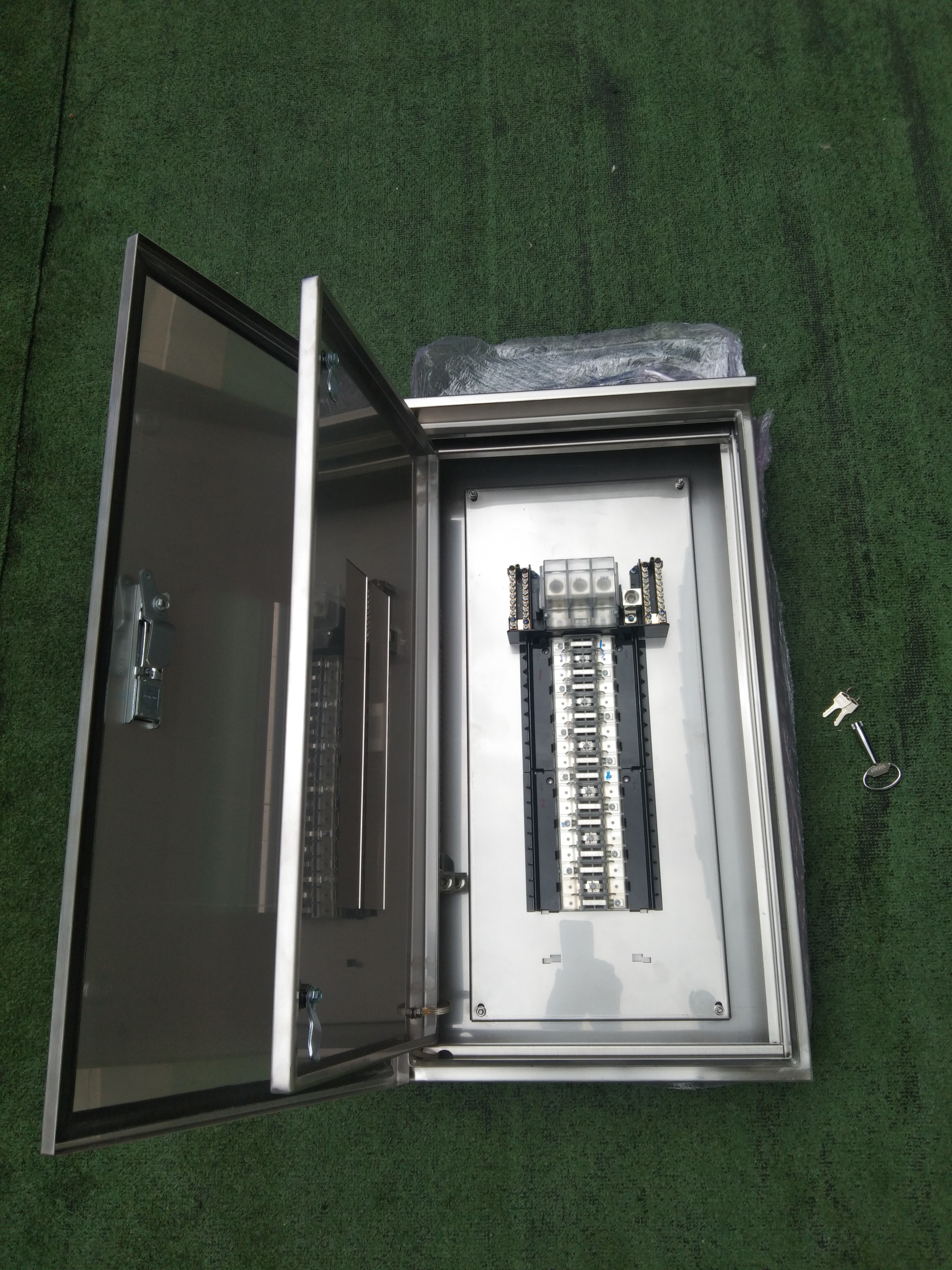 Main LUG 250A ตู้สแตนเลส 304 มีหลังคาสโลป W450xH800xD152mm. (36ช่อง)