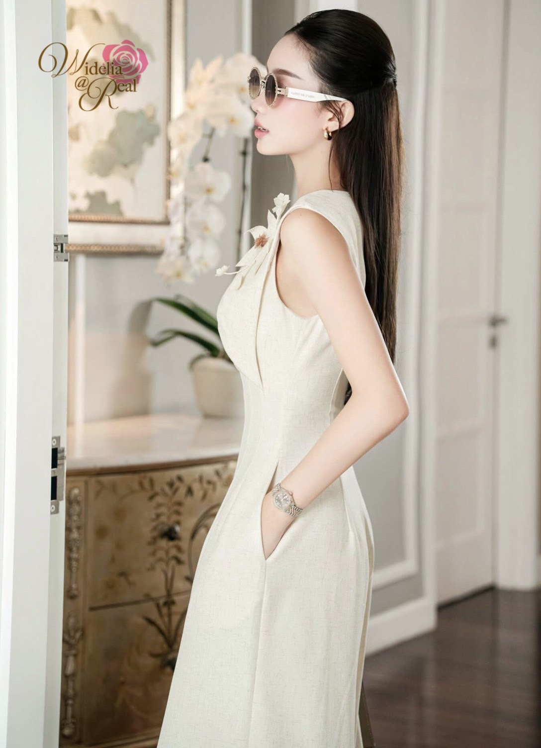 Jumpsuit จั้มสูทแขนกุด ขายาว คอวี ช่วงอกเย็บดอกไม้ป๊อปอัพ ซิปหลัง เนื้อผ้าอย่างดี ผ้าคล้ายผ้าลินิน โทนสีครีม ผ้าดีมีน้ำหนัก ไม่บาง ใส่สบาย งานคัตติ้งเนี๊ยบ ทรงสวยเป๊ะ