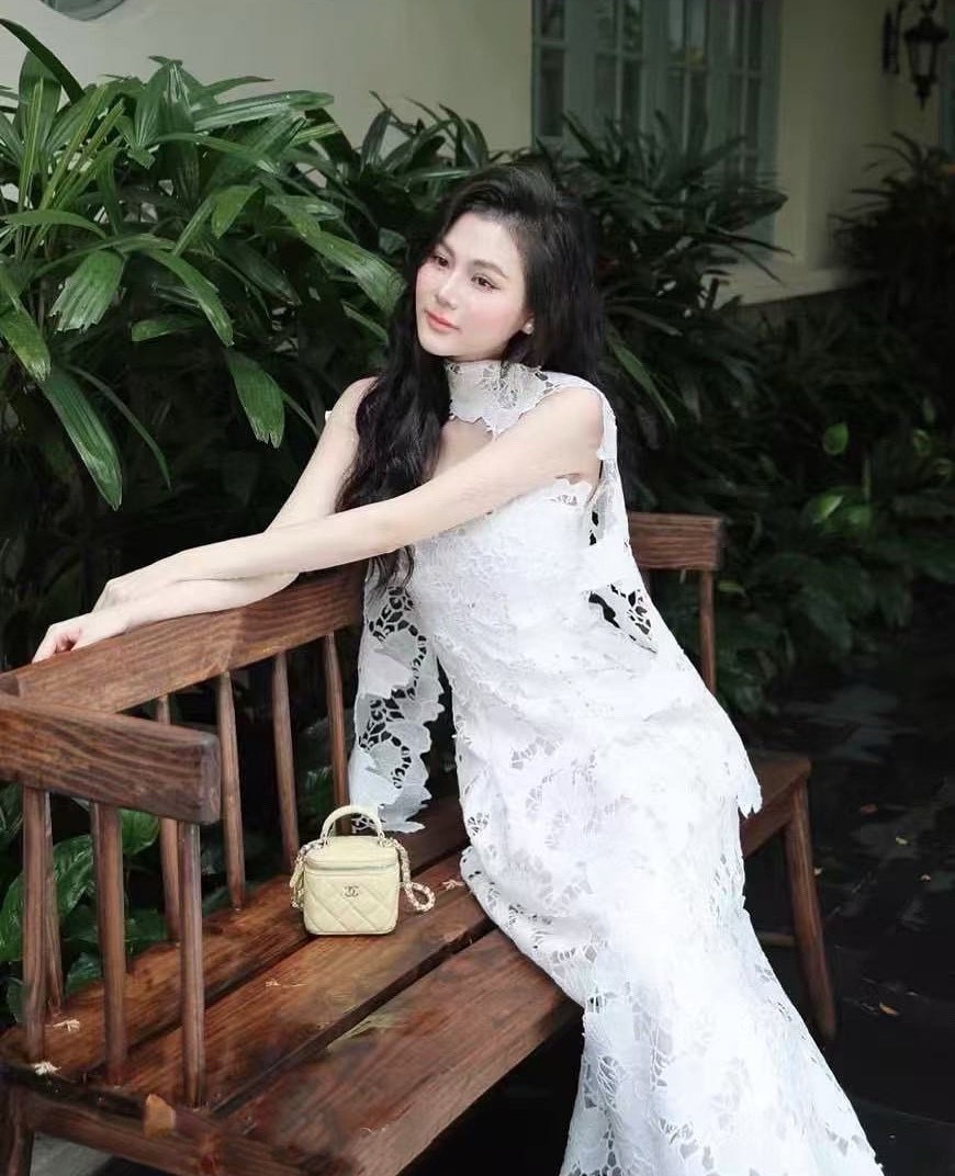 เดรสสายเดี่ยวลูกไม้ฉลุตัวยาวสีขาว มาคู่กับโชกเกอร์ฉลุพาดคอ เรียบ หรู ดูแพง เป็น everydaylook ได้ทุกวัน ราคานี้มือต้องไวเลยค่า รุ่นนี้ใส่สวย ห้ามพลาดเลยค่า