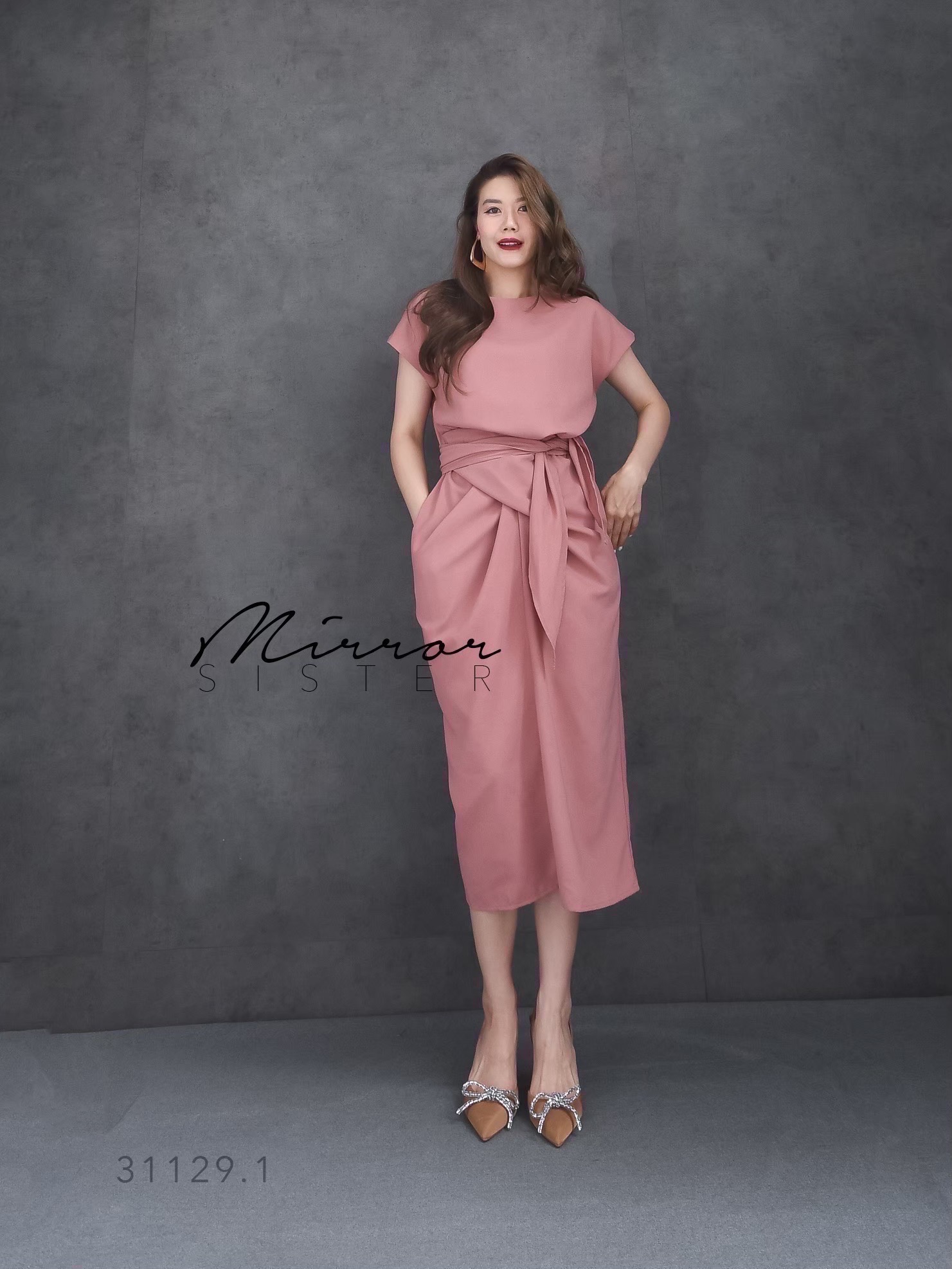 MiRRoRSiSTER's WeNDA DReSS•• เดรสทรงสวยเบสิค ใส่ง่ายใส่ได้บ่อย ช่วงบนเป็นแขนสั้นคอกลม แพทเทรินทรงหลวม แต่สามารถผูกเอวให้เข้ารูปตามไซส์ที่ต้องการได้ ช่วงกระโปรงจับแต่งdrapped เมื่อผูกเสร็จเรียบร้อยแล้วสวยเก๋ ชุดเดียวจบ
