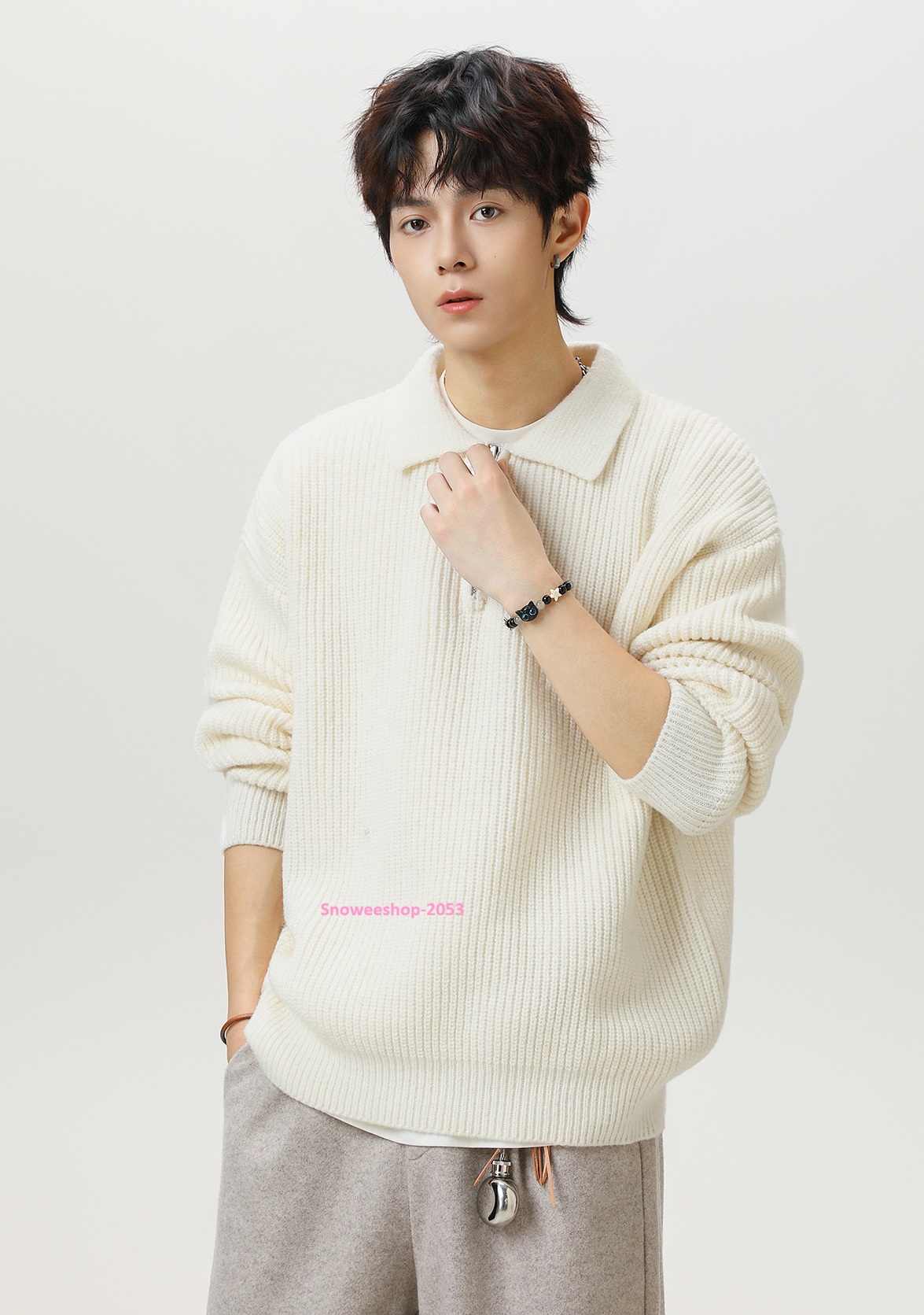 อากาศเย็นๆ ต้องมีตัวนี้ติดตู้ อากาศเย็นๆ ต้องมีตัวนี้ติดตู้ โอเวอร์ไซ ทรงหลวมใส่แล้วดูสบายๆ แต่เท่มาก ผ้าหนานุ่ม อุ่นกำลังดี มีให้เลือก 4 สี ใส่ได้ทุกโทน จะใส่เที่ยวเมืองหนาว หรือเดินเล่นในเมืองก็สไตล์จัดเต็ม