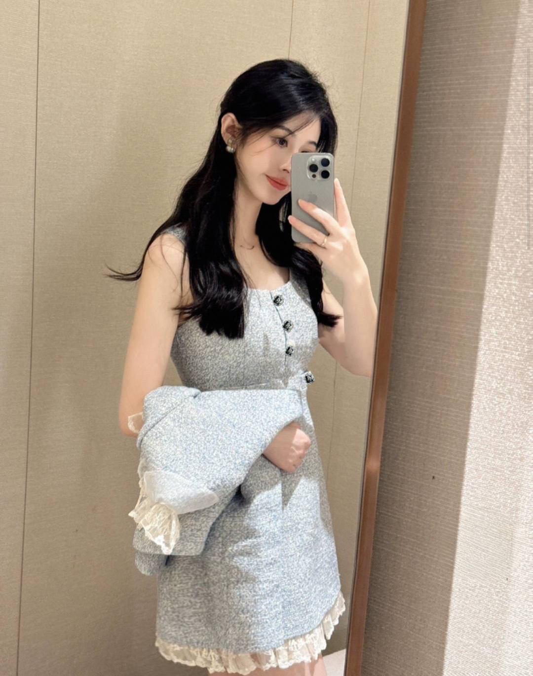 ชุดเซ็ท 2 ชิ้น เดรส+เสื้อคลุม มินิเดรสผ้าทวีตแต่งระบายลูกไม้ แต่งกระดุม คอกว้างแขนกุด ซิปด้านหลัง มากับเสื้อคลุมครอปสั้น แขนยาว ติดกระดุมด้านหน้า สวยเรียบลัคชูมาก