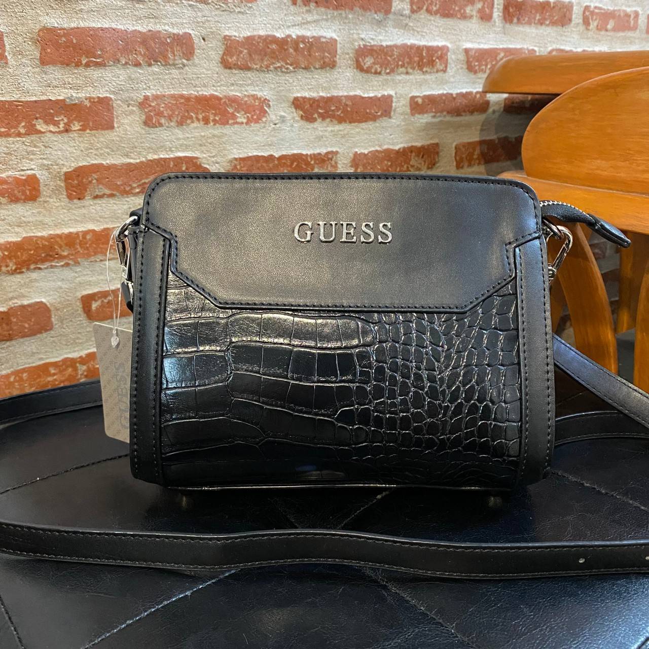 กระเป๋าสะพายแบรนด์เนมเกสลายหนังจรเข้croc สีดำ Guess Croc Effect Crossbody bag