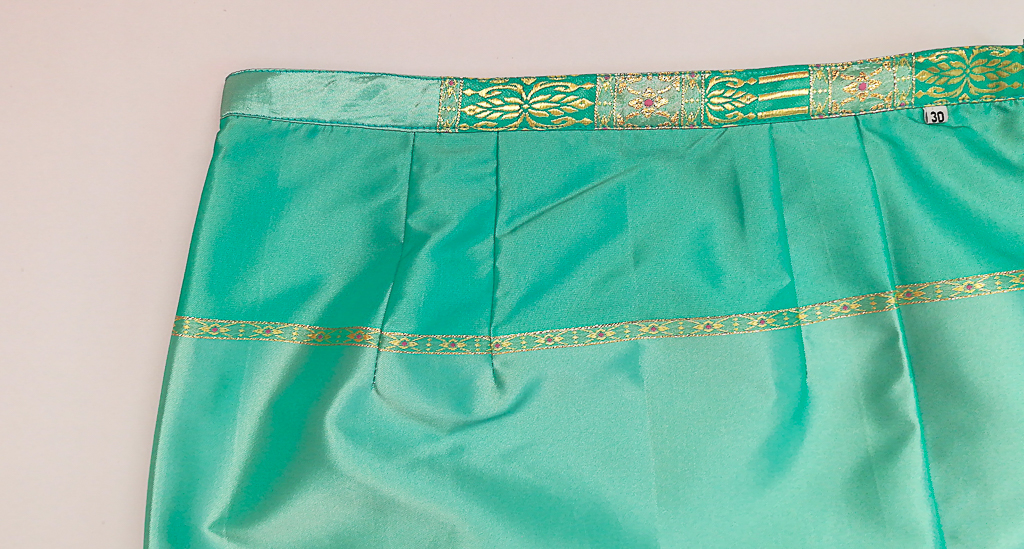 ผ้าถุงไหมสำเร็จรูป (สีฟ้า) งานตัดเย็บประณีต อัดผ้ากาวตามสีของผ้าถุง เนื้องานดีเกรด A (รอบเอว 30 นิ้ว)