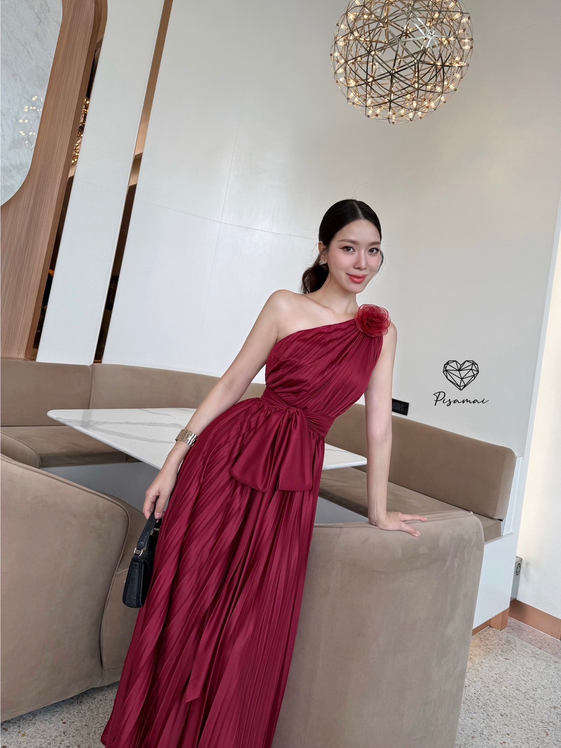 เดรสไหล่เดียวพลีตสีแดงตัวยาวใช้ผ้าเยอะมาก มาพร้อมเชือกเข้าเซ็ต ใส่สวยมากกกก ราคานี้มือต้องไวเลยค่า รุ่นนี้ใส่สวย เนื้อผ้าดีมากกกกกกก ห้ามพลาดเลยค่า #ชุดไปงานแต่ง #ชุดไปงาน #ชุดเพื่อนเจ้าสาว #ชุดเพื่อนเจ้าสาวราคาถูก #ชุดเพื่อนเจ้าสาวใส่เป็นธีม