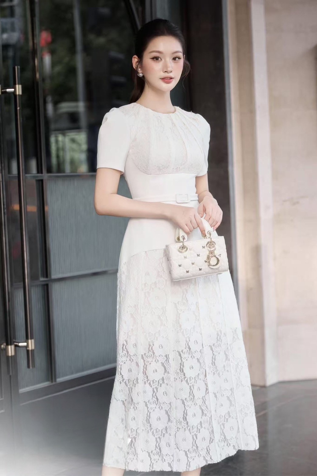 เดรสสีขาวตัวยาวคอกลม แต่งลายเส้นนูนแซทงานฉลุลูกไม้สีขาว มาพร้อมเข็มขัดเข้าเซ็ต ใส่เฟียสๆ แกรมๆ ได้ไม่ซ้ำใคร ต้องมีเลยค่า