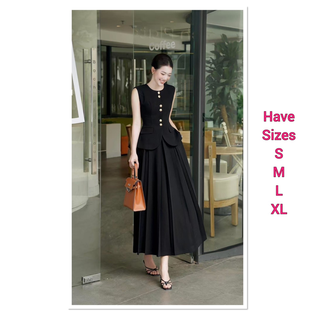 Set 2 ชิ้น เสื้อแขนกุดสีดำคอกลม ดีเทลแต่งกระดุมอะไหล่ทองด้านหน้าดีไซน์สุดเก๋ มีกระเป๋าหน้าทั้ง2ข้าง อกเสริมฟองน้ำให้ทรงสวย แมทส์กับกระโปรงยาวสีดำจับจีบพริ้วผ้าเนื้อนิ่ม มีกระเป๋าข้าง มีชับในและซิปหลังซ่อน ใส่คู่กันคือสวย ลัคชู สุดๆ บอกเลยลุคนี้ห้ามพลาด