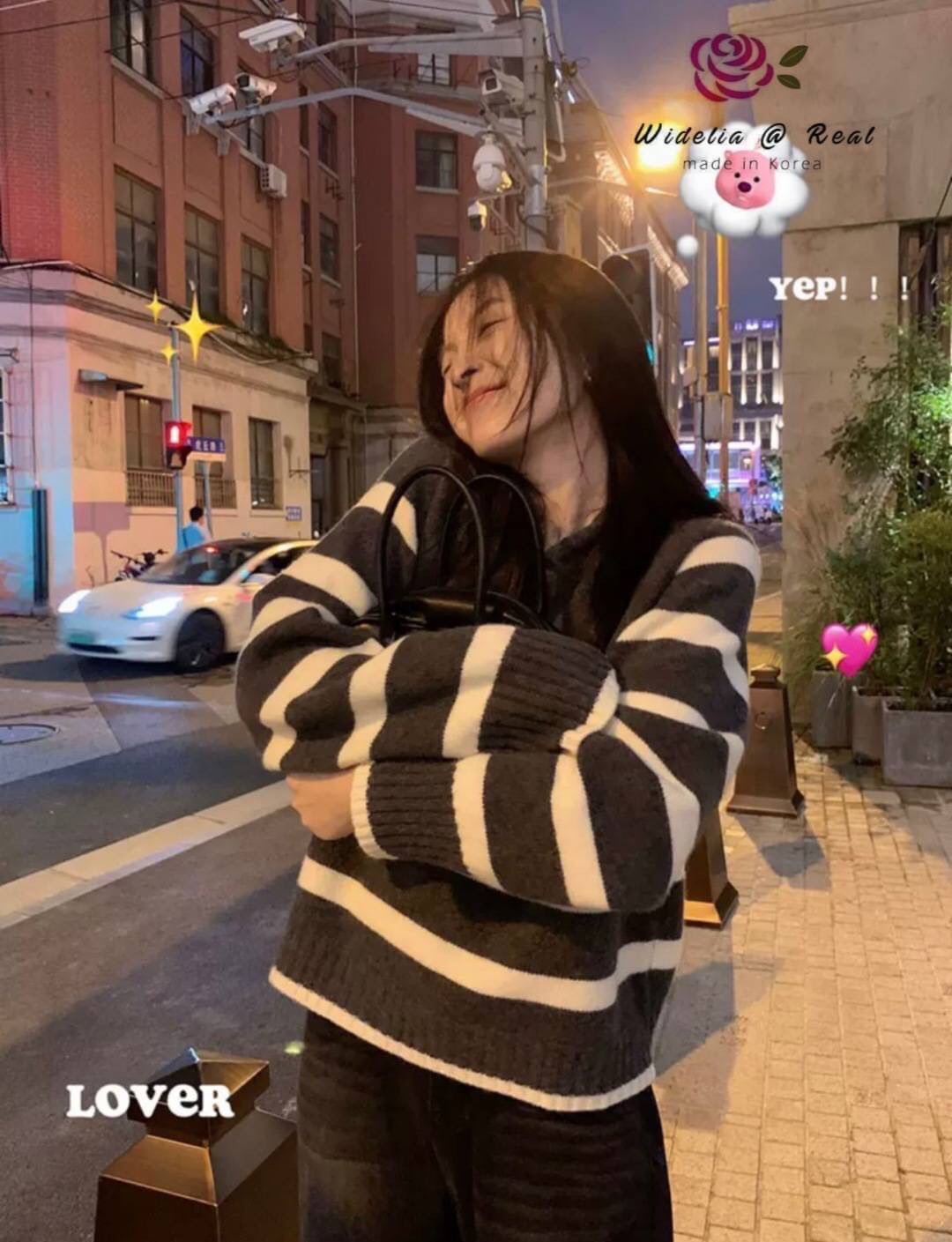 Blouse :: เสื้อตัวยาวสุดเก๋ รุ่นนี้ปังมากแม่ งานเกรดพรีเมี่ยม ตัวเสื้อเป็นไหมพรมเนื้อนุ่มนิ่มทอสลับเป็นริ้วสวย มาพร้อม Hood สุด Cute งานสวย ทรงเป๊ะ คัทติ้งเนี้ยบมาก งานไหมพรมเนื้อดีมากนะคะ รับรองใส่ออกมาไม่ผิดหวังการันตีให้เลย บอกเลยห้ามพลาดเด็ดขาดงานดีงา