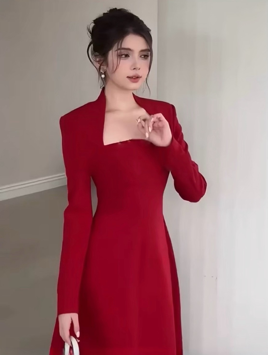 เดรสตัวยาวแขนยาวสีแดง ช่วงคอดีไซน์ตัดคอเหลี่ยม มาในทรงกระโปรงบานยาว ดีไซน์สวย หรู old money ดูแกรมมากๆค่า ต้องมีเลยค่า