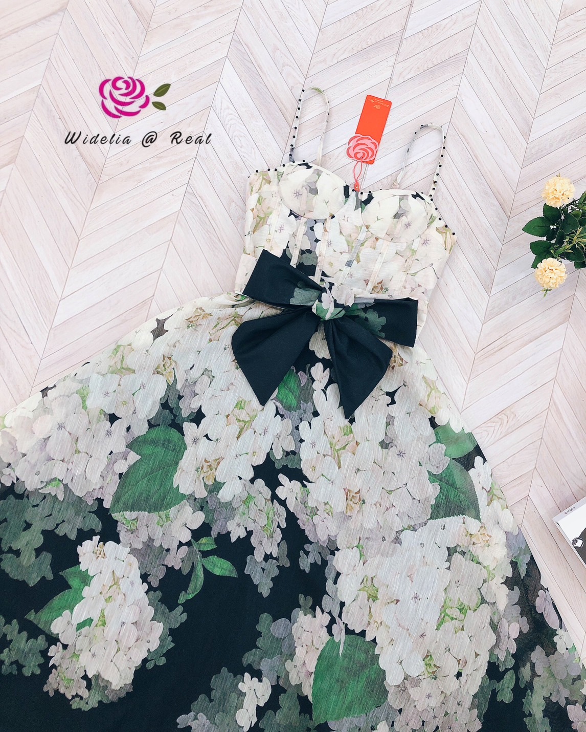 เดรสสายเดี่ยวตัวสวย งานเก๋ ใส่ง่าย ช่วงอกเย็บเป็นทรงสวยกระชับ เนื้อผ้าสวยงานเกรดพรีเมี่ยม ด้วยลายดอกไม้แสนสวย ทรงเดรสสวยพริ้วแนะนำเลย รับรองใส่ออกมาไม่ผิดหวัง บอกเลยห้ามพลาดเด็ดขาดงานดีงานสวยจริงต้อง Widelia @ Real