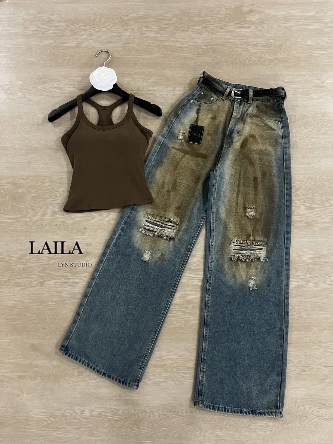 Tag: LAILA Detail: Set เสื้อ+กางเกง งานเสื้อสายเดี่ยวทรงเว้าแขนด้านหลังแต่งเว้า ดีไซน์เสริมทรงที่อก เนื้อผ้ามีน้ำหนักสวยนิ่มเด้ง มาในโทนสีน้ำตาลไหม้ขับผิวสุดๆ มาพร้อมกางเกงยีนส์ทรงปล่อยๆเท่ๆ