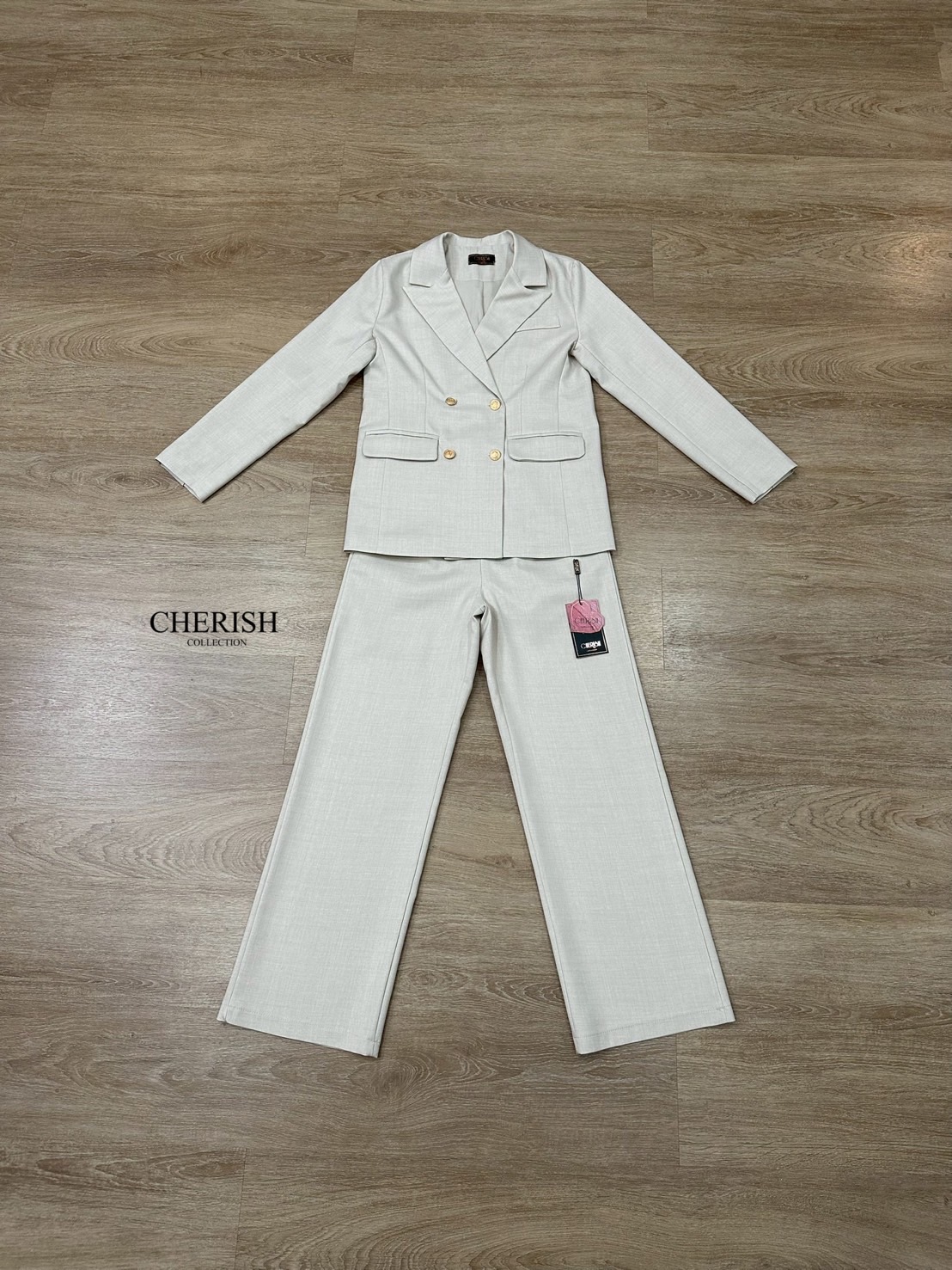 Setsuit เสื้อ+กางเกง ลุค CEO เรียบหรู ดูทันสมัย ทรงสวย ใช้ผ้าดี ใส่สบาย ตัวเสื้อสูทแต่งกระดุมทองมีกระเป๋า พร้อมซับในทั้งตัว มาพร้อมกับกางเกงขากระบอก มีกระเป๋า 2 ข้าง เซตนี้จะใส่ทำงาน หรือออกงานดูดีสุดๆค่ะ