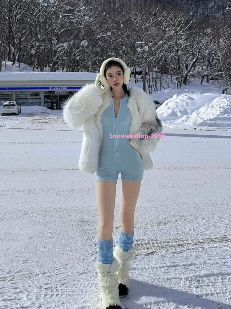 หนาวแค่ไหนก็ยังสวย บอดี้สูทไหมพรมแขนยาว รุ่นใหม่สีฟ้า ดีไซน์เข้ารูป เน้นหุ่นเป๊ะ ซิปหน้าใส่ง่าย แถมดูเก๋ ขาสั้นแต่เพิ่มความอุ่น ใส่ได้ทั้งเที่ยวเล่น & แฟชั่น ใส่ถ่ายรูปก็คือปังทุกช็อต!