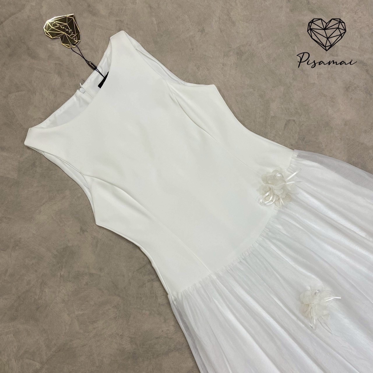 เดรสแขนกุดตัวยาวสีขาวช่วงกระโปรงผ้าตาข่ายสีขาวฟูฟ่อง ปักดอก 3D ใส่แล้วโลกสดใสมากๆค่ารุ่นนี้ ใส่vacayถ่ายรูปกับแก๊งค์เพื่อนๆไม่มีผิดหวังเลยค่า