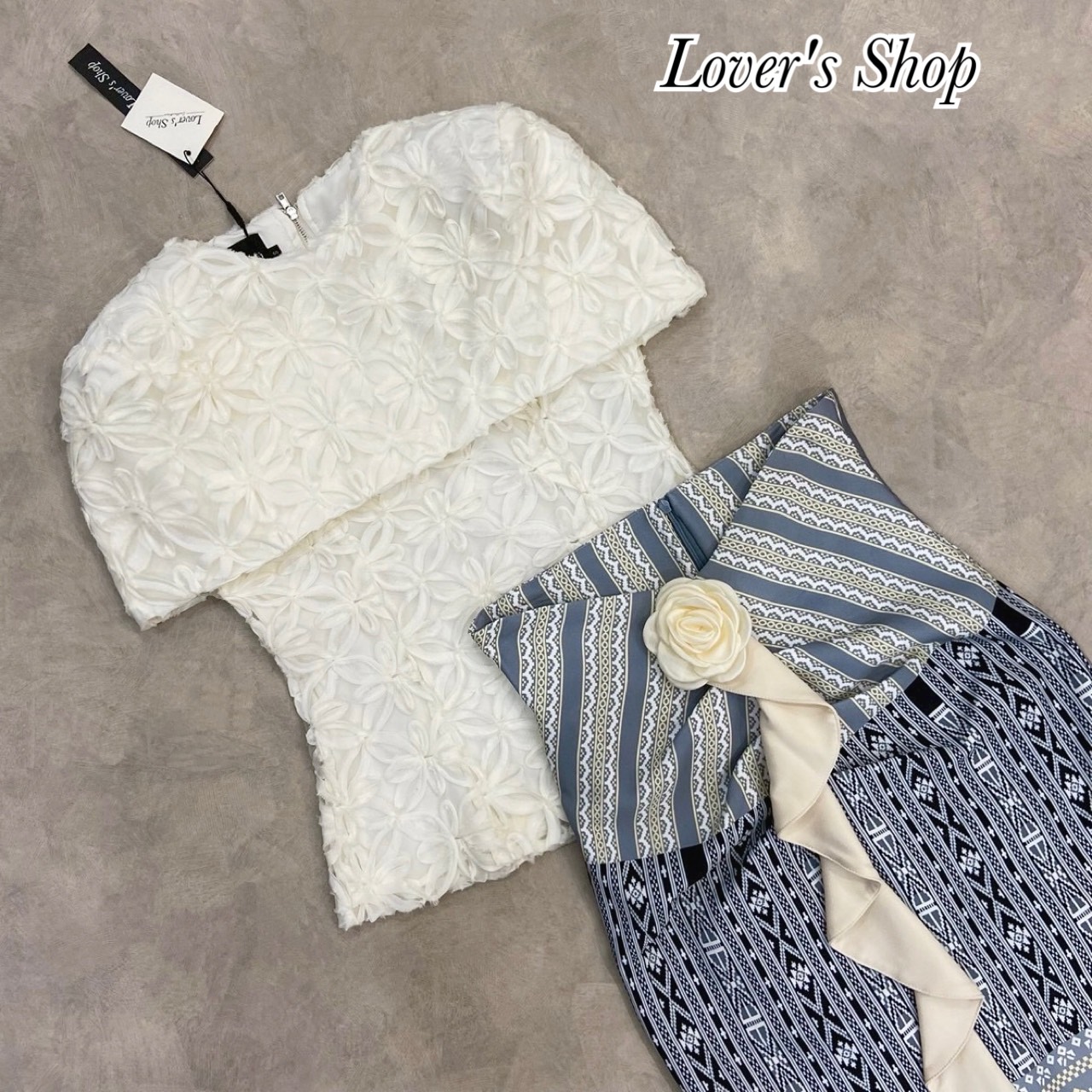 Lover’s Shop Detail : เซ็ทชุดผ้าไทยแบบฉบับสาวติดแกลมค้า สวยหวานละมุนลงตัวสุดๆ ไม่ต้องไปจับแม็ทเองค้า สวยยกเซ็ท ดีเทลตัวเสื้อเป็นทรงคลุมไหล่ ทรงเข้ารูปพอดีตัว ช่วงปกด้านหลังผ่าออก สามารถยกมือใช้งานได้สะดวกค่ะ ตัวเสื้อมีซับในอย่างดีค่ะ ใช้ผ้าลูกไม้เนื้อนุ่ม