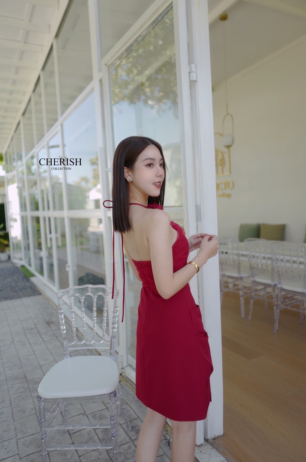 มินิเดรสสายหวานตัวเดรสผูกคอพร้อมตกแต่งดีเทลดอกไม้ ที่เชือกผูกคอ(ตัวดอกไม้เป็นเข็มกลัดสามารถติดตรงไหนก็ได้ตามใจชอบ) ช่วงอกตกแต่งผ้าชีฟองให้ดูหวานละมุนขึ้นอีก สาวหวานต้องมีนะคะ 💗