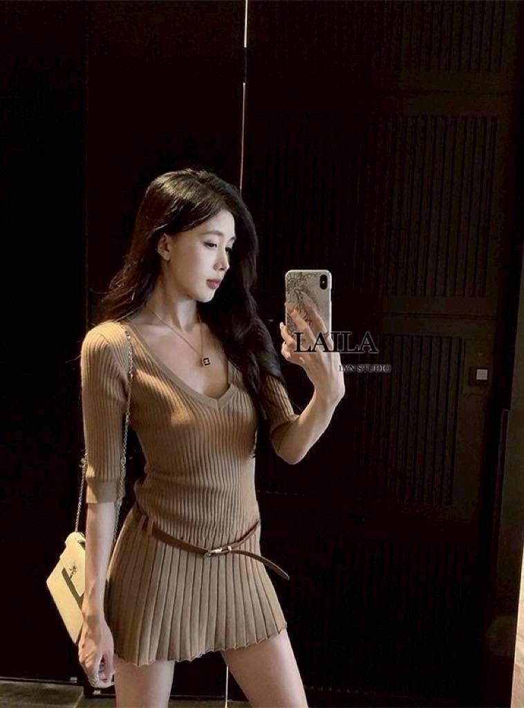 Tag : LAILA Detail: มินเดรสงานผ้าไหมทอแต่งคอวีงานผ้านุ่มๆมาในโทนสองสีดำ/น้ำตาลชาพร้อมสายเข็มขัดหนังเพิ่มความโดนเด่น ตัวกระโปรงแต่งจีบรอบตัวพร้อมซับใน ลุคนี้น่ารักมากค่า สวยง่ายๆ สบายๆ #byLaila #เดรสไหมพรม #เดรส #เดรสผู้หญิง #มินิเดรส #กระโปรงจีบ #กระโปรงจ